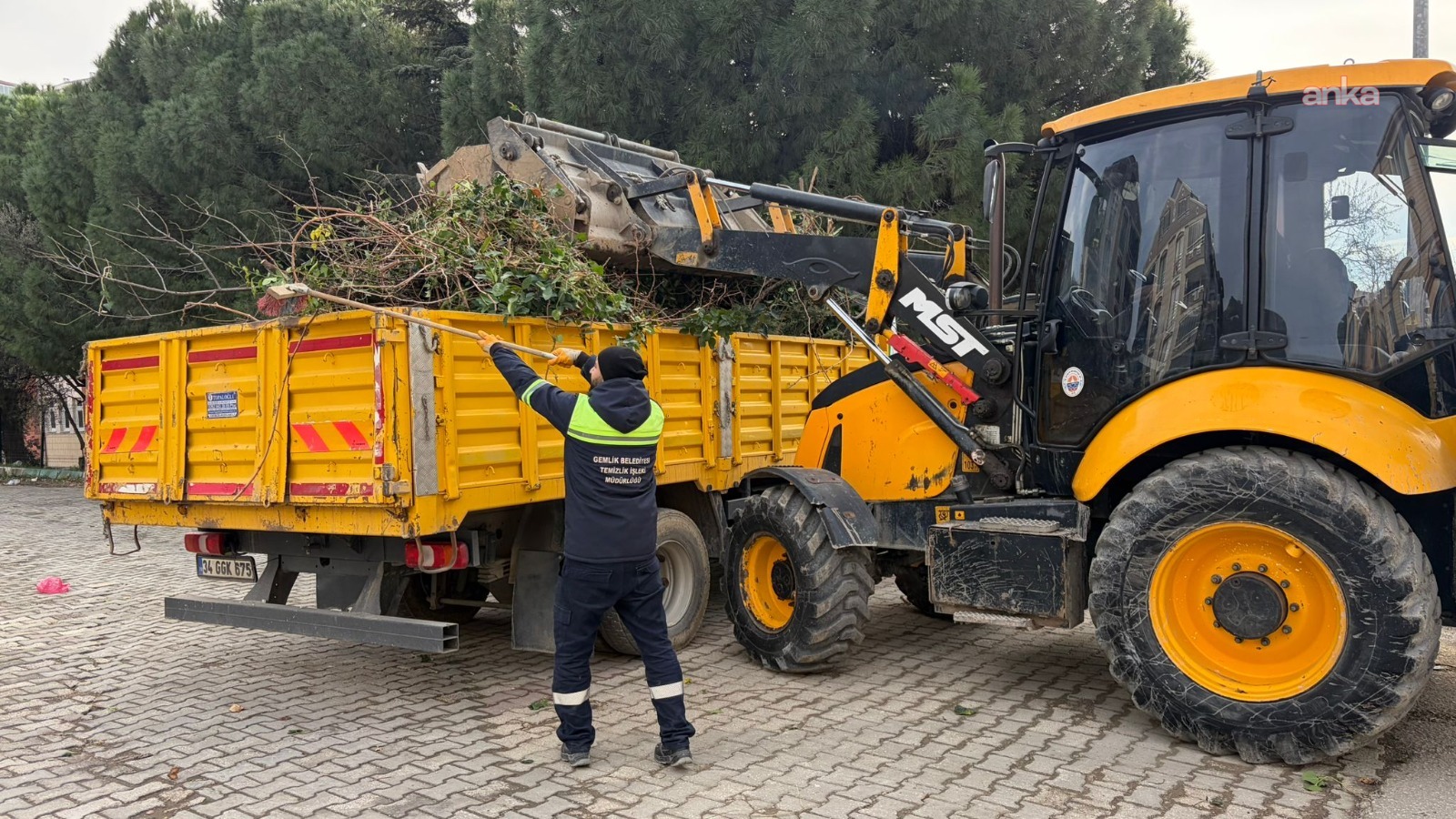 Gemlik Belediyesi, kent genelinde başlattığı çalışmaları sürdürüyor