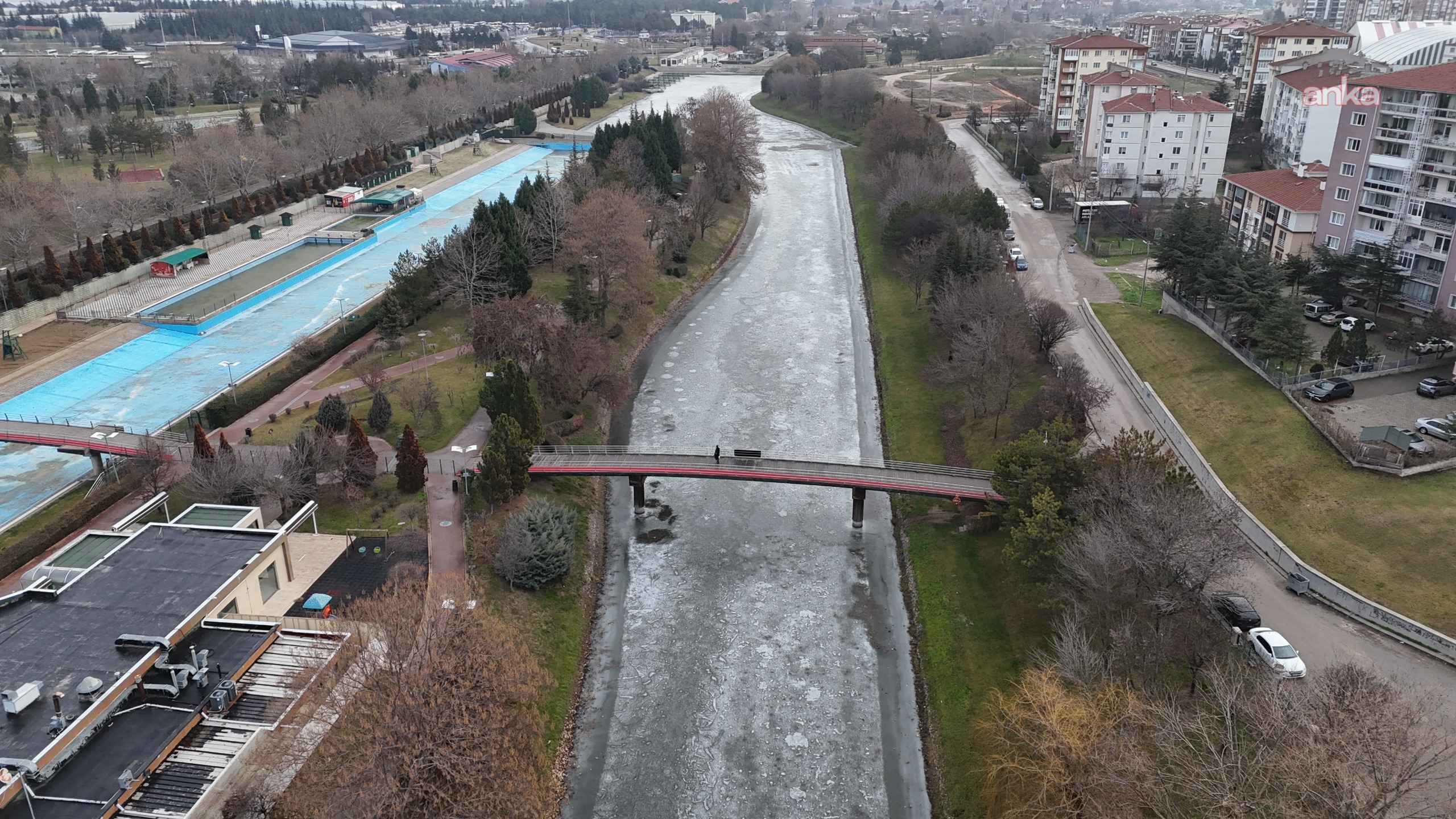 Eskişehir Büyükşehir Belediyesi'nden Porsuk Çayı ve çevresindeki yapay göletlerde oluşan buzlanmaya karşı uyarı