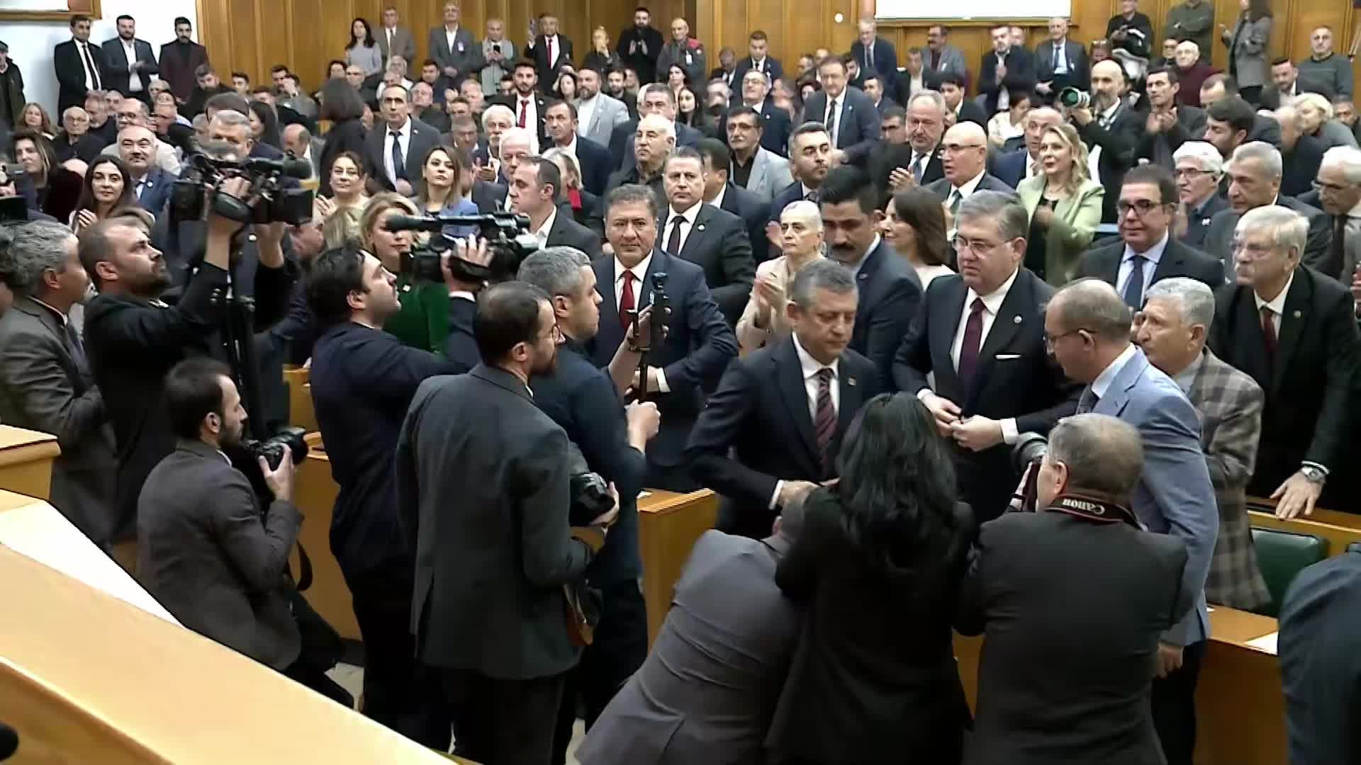 CHP Grup toplantısı... Özgür Özel: "Emekli maaşının asgari ücretin altında olması kabul edilebilir değildir, CHP olarak buradayız, gelin bu hafta bu ayıbı temizleyelim"