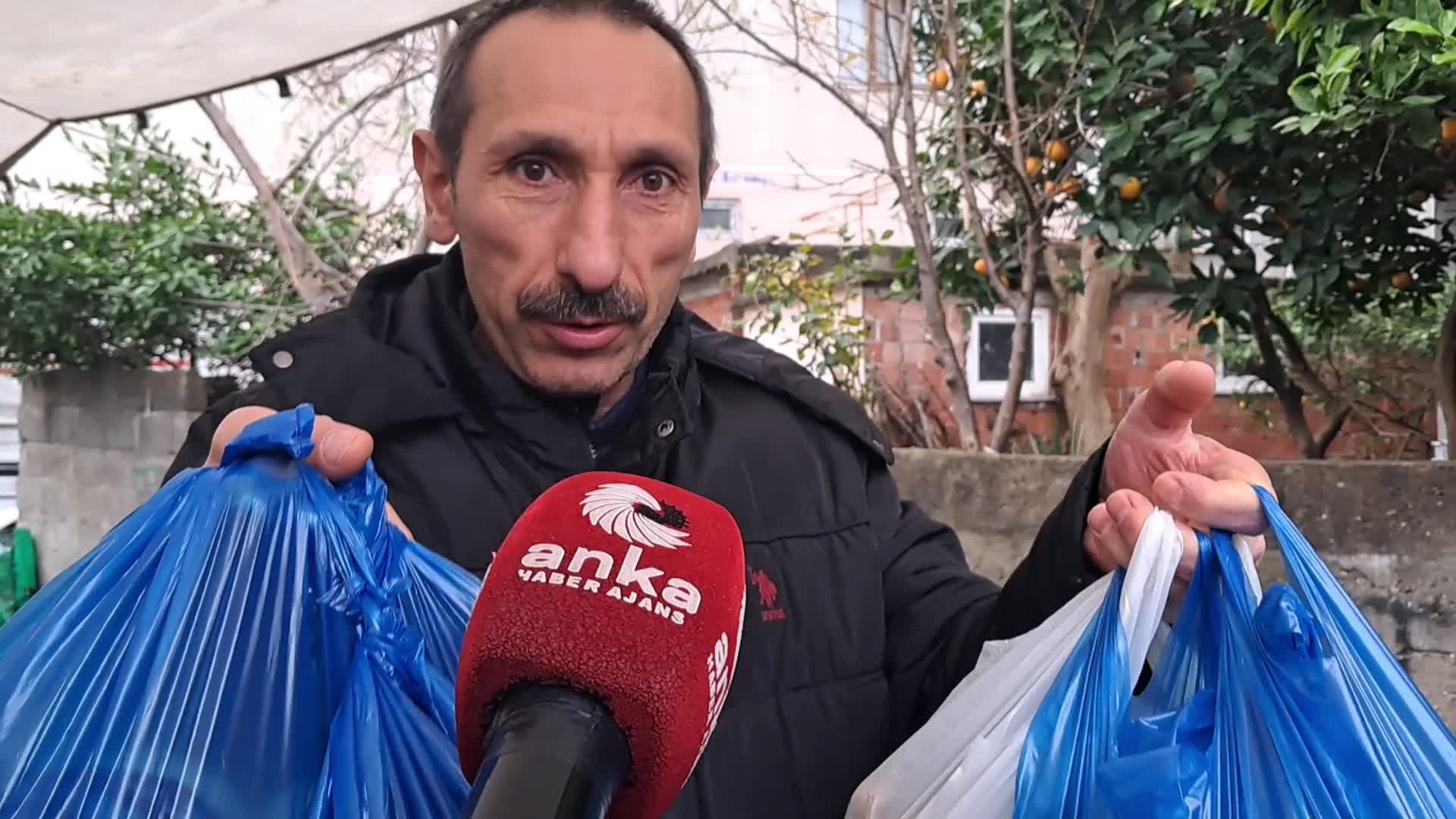 Kemalpaşa'da pazara çıkan yurttaşlar isyan etti: "Kendileri trilyonlar alıyorlar, bize 17-18 bin lira veriyorlar"