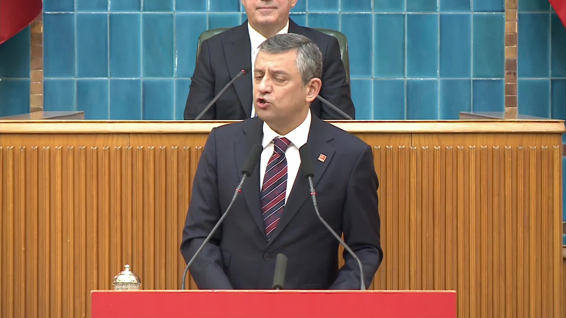 CHP Grup toplantısı... Özgür Özel’den AK Partililere çağrı: “Bu kadar hukuksuzluğa, bu kadar haksızlığa ortak olmak istemiyorsanız kardeşim yürüme artık bunların peşinden”