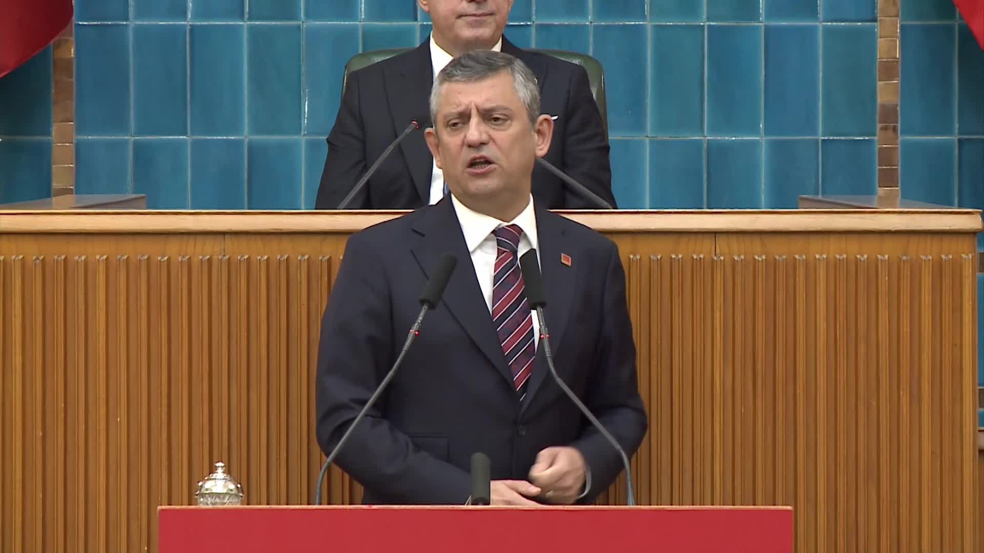 CHP grup toplantısı... Özgür Özel: “Değil Türkiye Cumhuriyeti Cumhurbaşkanı'nı, Cumhurbaşkanlığı sarayının önünden bir vatandaşımızı alıp da götürmeye cesareti olan varsa hodri meydan"