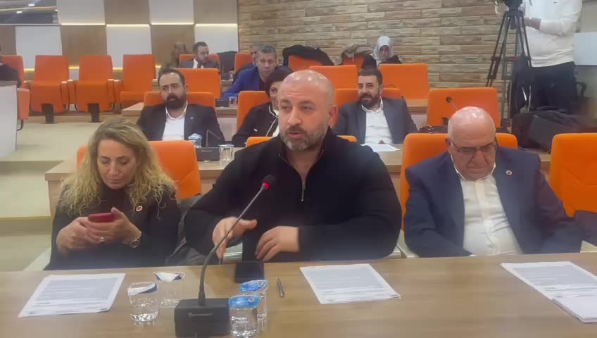 Elazığ Belediye Meclisi Toplantısı... CHP'li Üye Murat Akkoç: "Elazığ’ın birçok yeri felç, insanlar kaldırımlarda yürüyemez durumda"