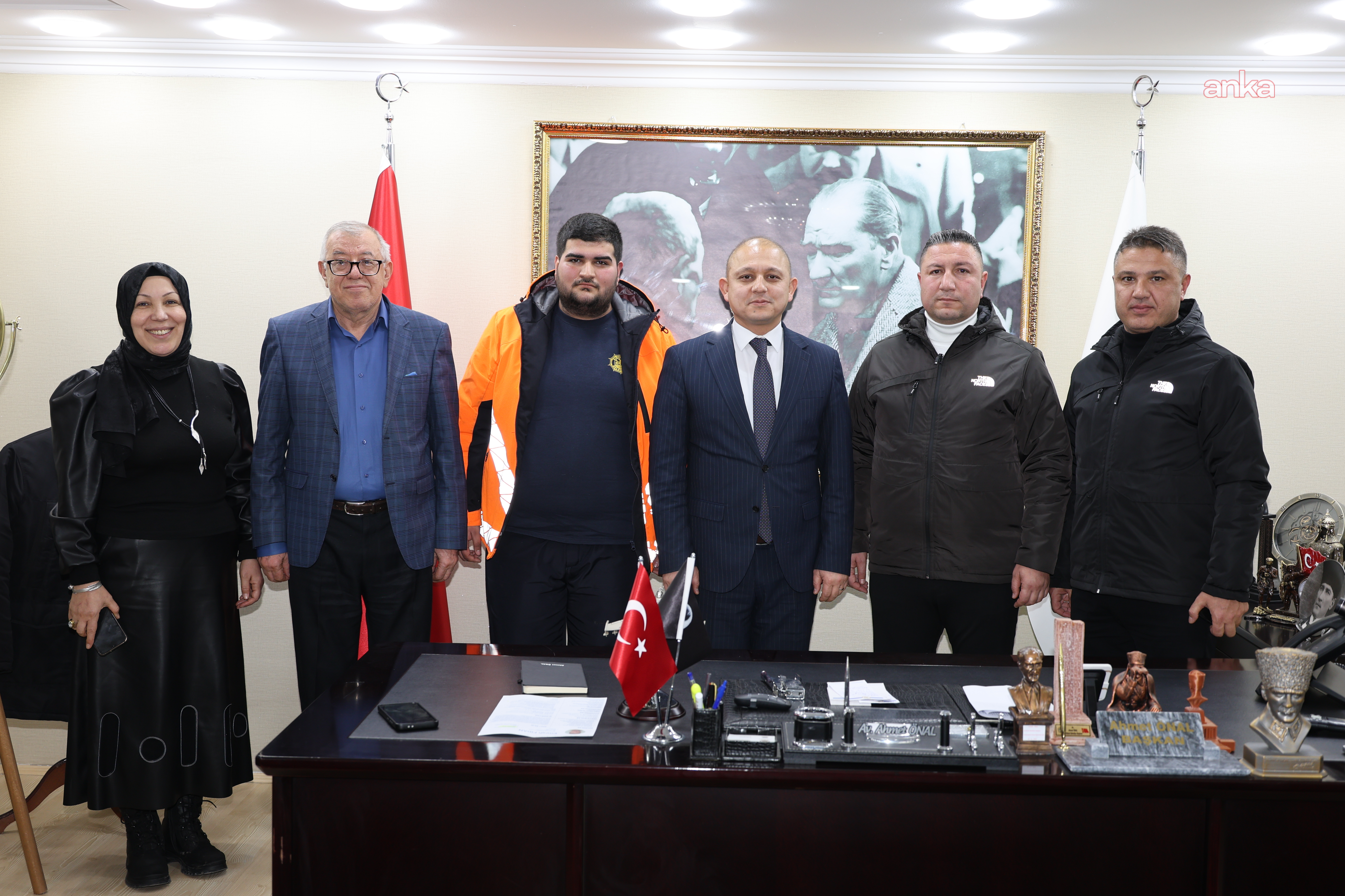 Kırıkkale Belediye Başkanı Önal, bulduğu 30 bin lirayı polise teslim eden temizlik işçisini tebrik etti
