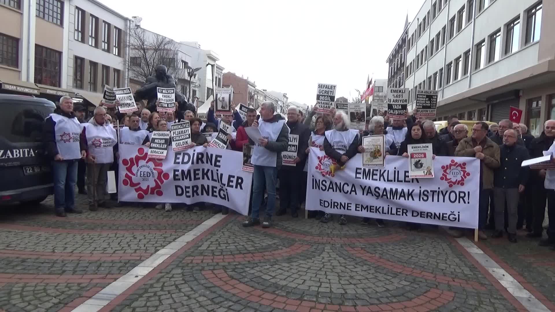 Edirne'de emeklilerden bastonlu eylem: Ülkemizdeki ekonomik krizlerin sorumlusu biz değiliz
