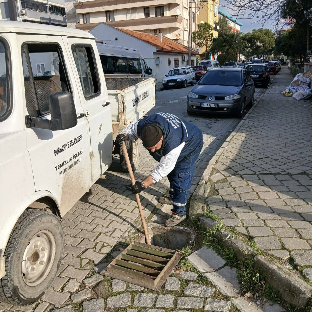 Burhaniye Belediyesi ekipleri, yoğun yağış riskine karşı sahada