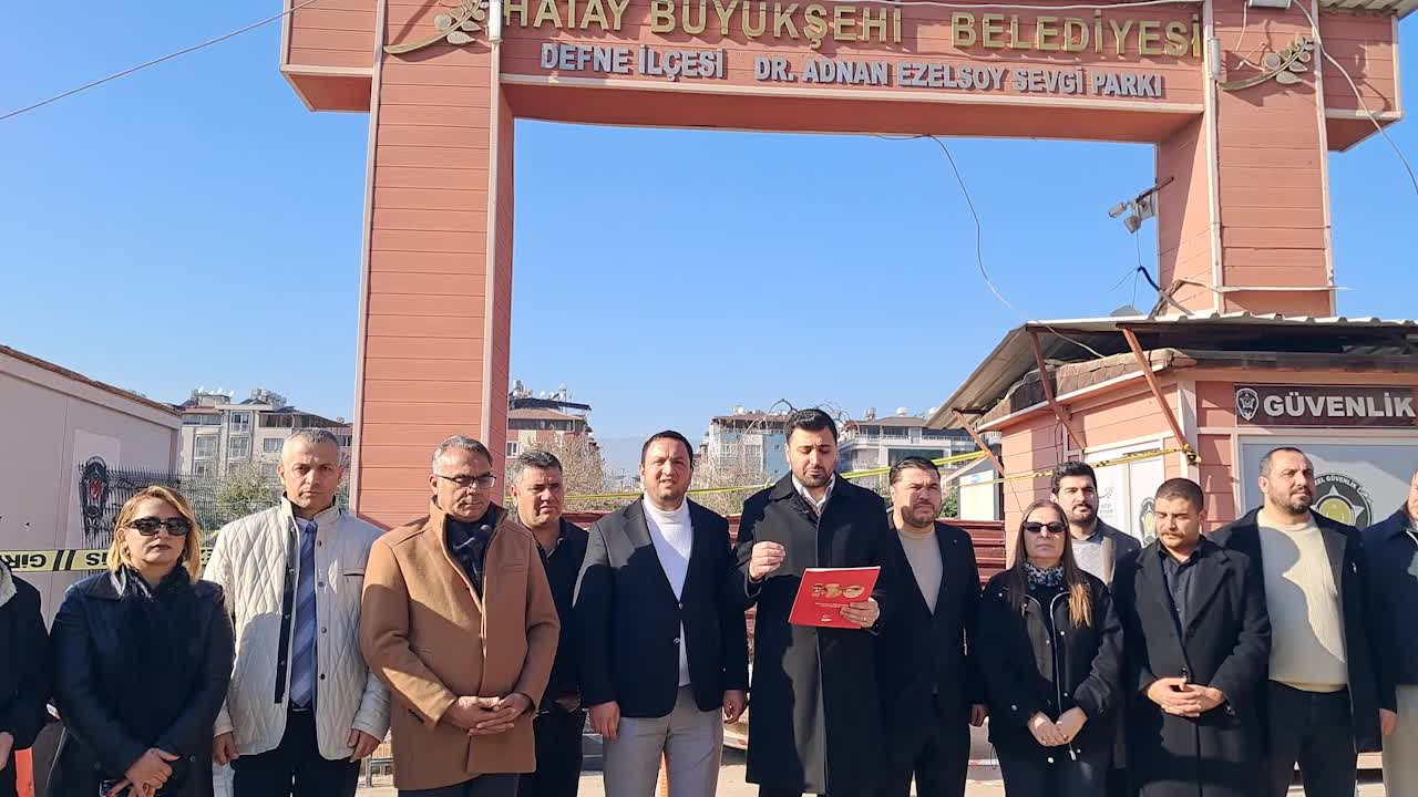 Hatay’da yaya geçidi çöktü, CHP Defne İlçe Başkanı Gümüş tepki gösterdi: "Köprü depremde hasar aldıysa neden güçlendirme yapılmadı?"