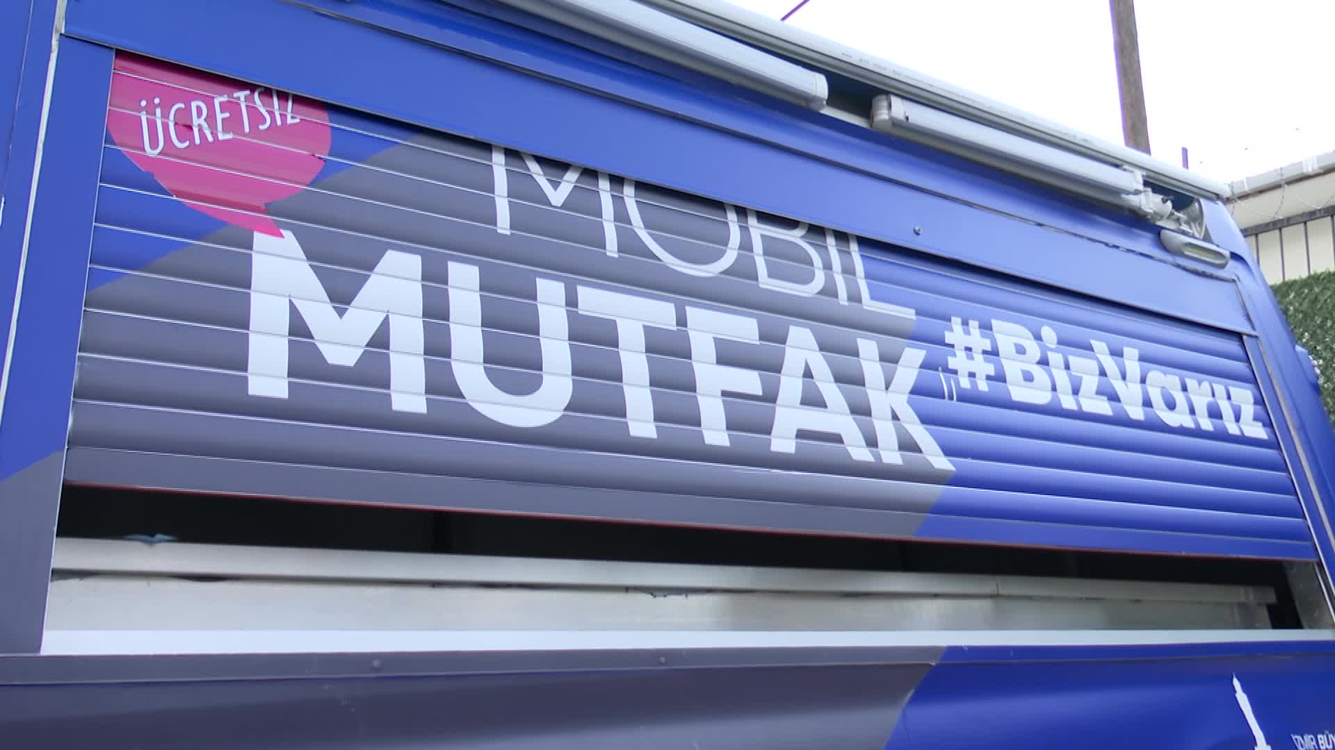 İzmir’de öğrencilere beslenme paketi dağıtımı