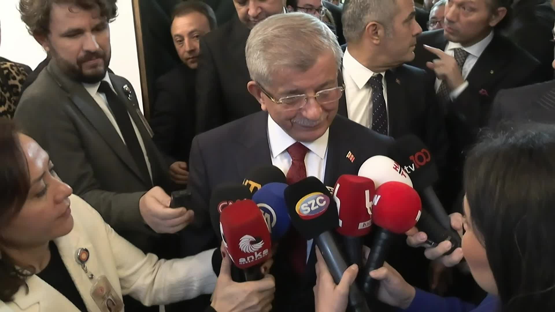 Yeni Yol Grubu'ndan istifalar... Ahmet Davutoğlu: "Grubu bozdurmayacağız, Allah'ın izniyle"