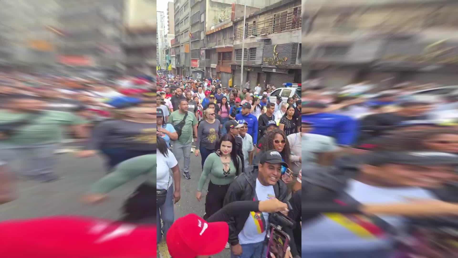 ABD tarafından kaçırılan Maduro’ya destek için binlerce Venezuelalı sokaklara döküldü