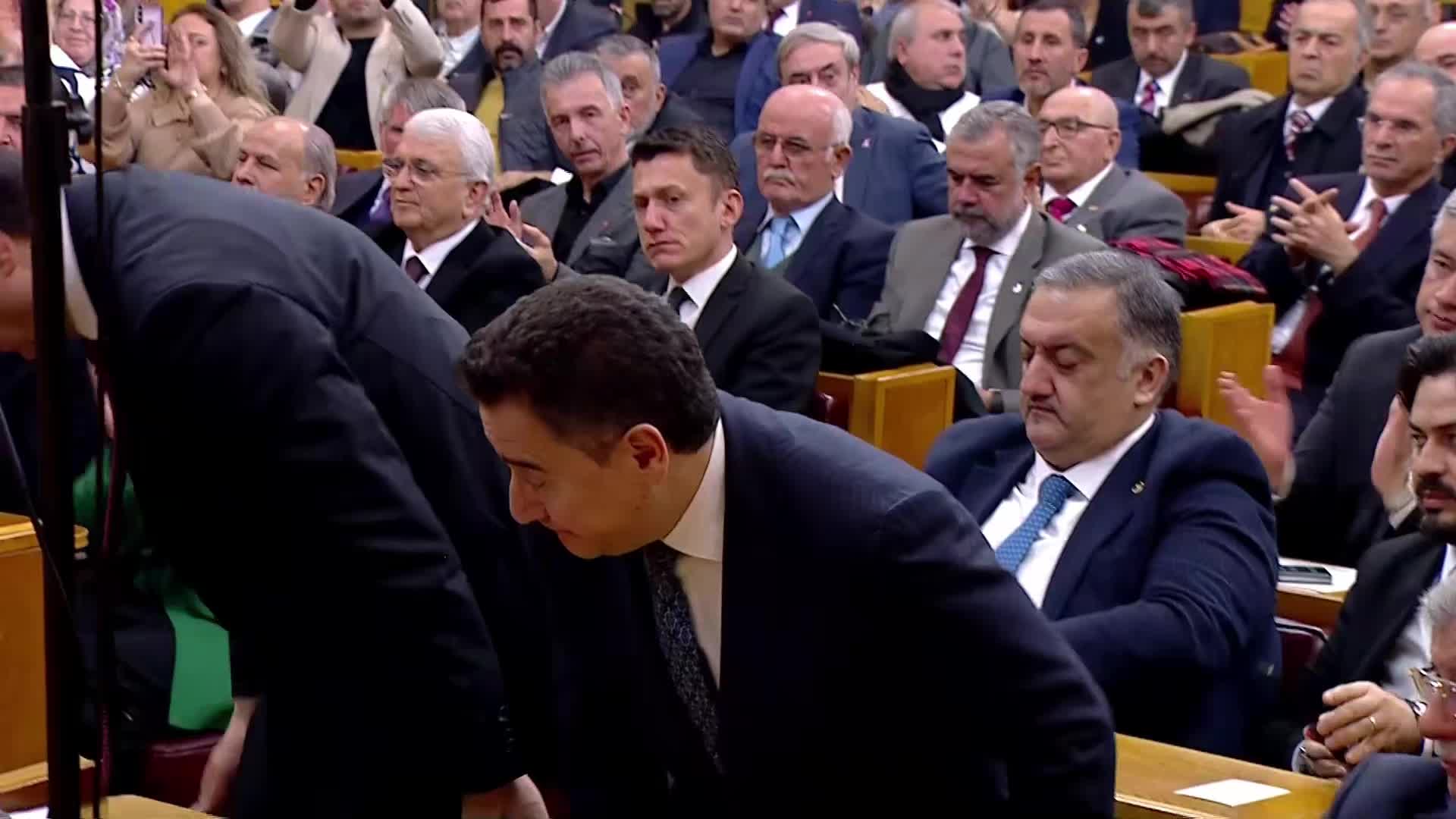 Yeni Yol Grup toplantısı... Ali Babacan: "Sayın Erdoğan, üç vekil transfer etseniz ne yazar? On vekil transfer etseniz ne yazar? Ülkenin geldiği noktayı görmüyor musunuz?"