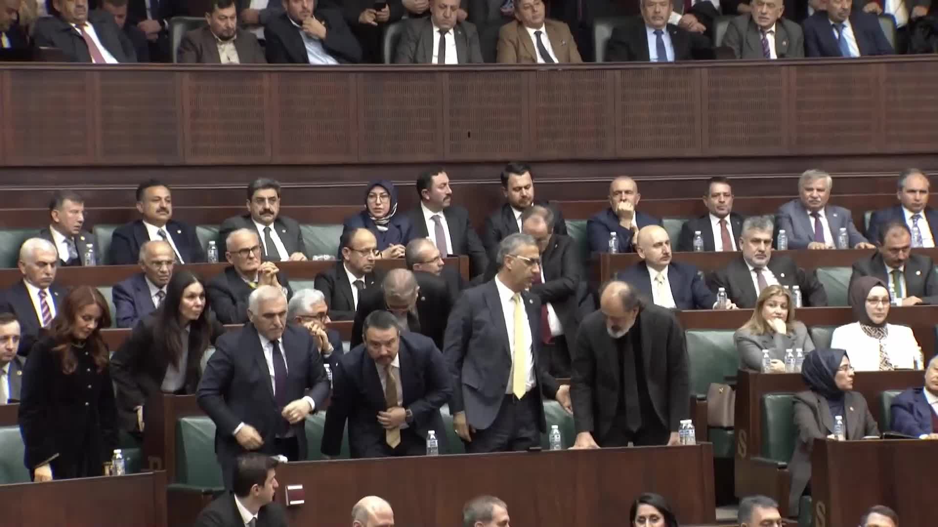 AK Parti grup toplantısı... Cumhurbaşkanı Erdoğan, AK Parti'ye katılan üç milletvekiline rozetlerini taktı
