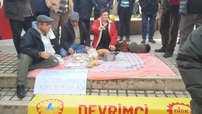 Devrimci Emekliler Sendikası üyeleri emekli aylığı zamlarını Ordu'da protesto etti