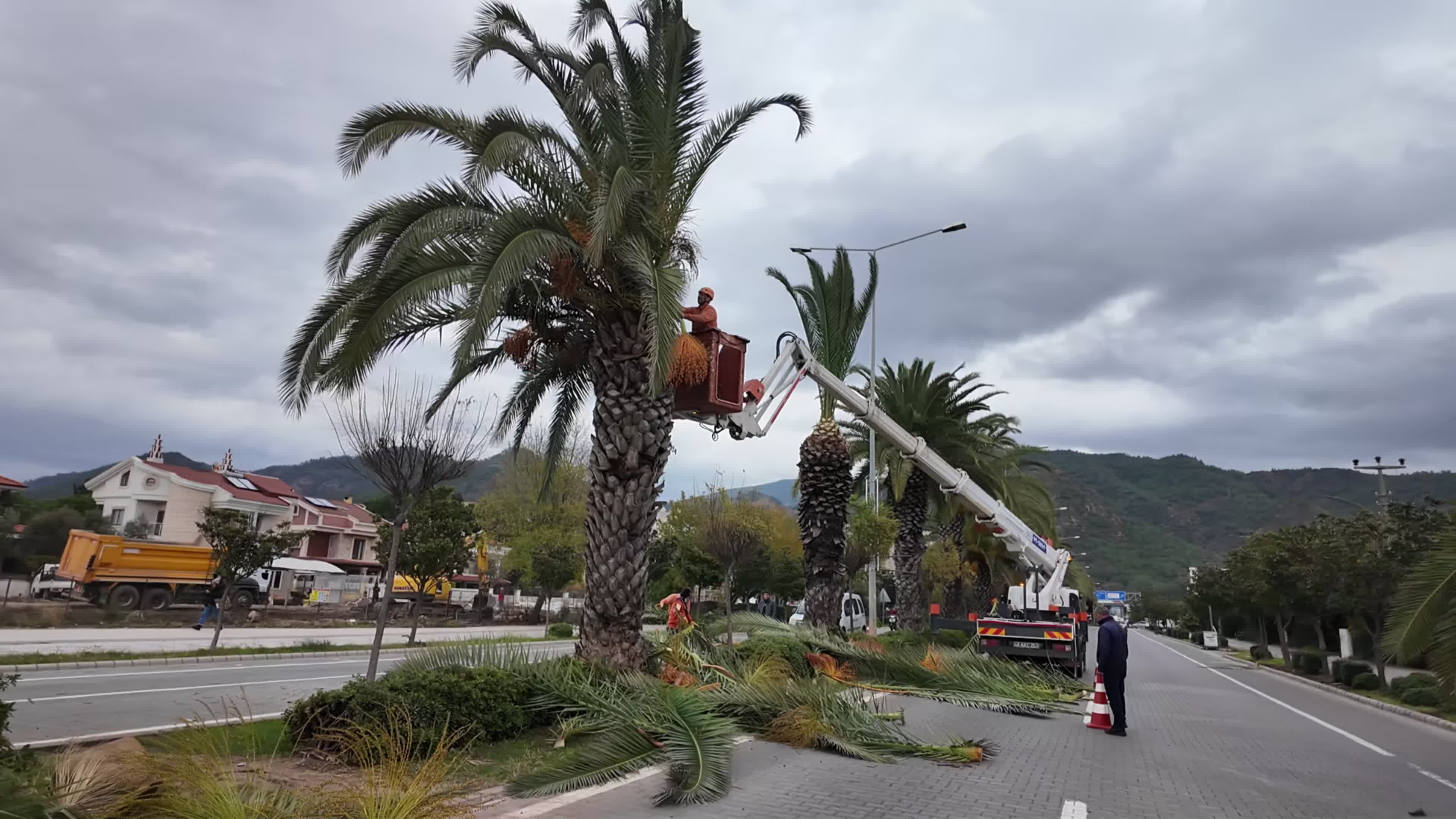 Marmaris Belediyesi, park ve yeşil alanları bahar aylarına hazırlıyor