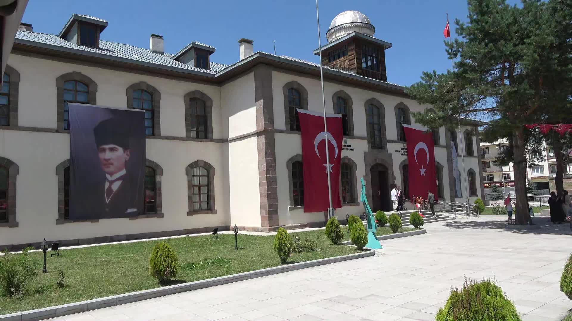Depreme karşı dayanıksız olduğu belirlenen tarihi Erzurum Kongre Binası güvenlik gerekçesiyle ziyarete kapatıldı
