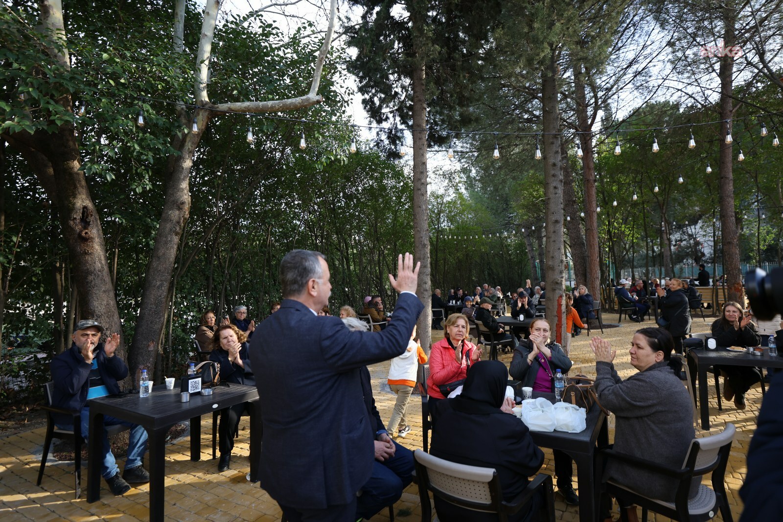 Yunusemre Belediyesi'nin hizmete açtığı Emekli Kafe'ye ilk gününde yoğun ilgi
