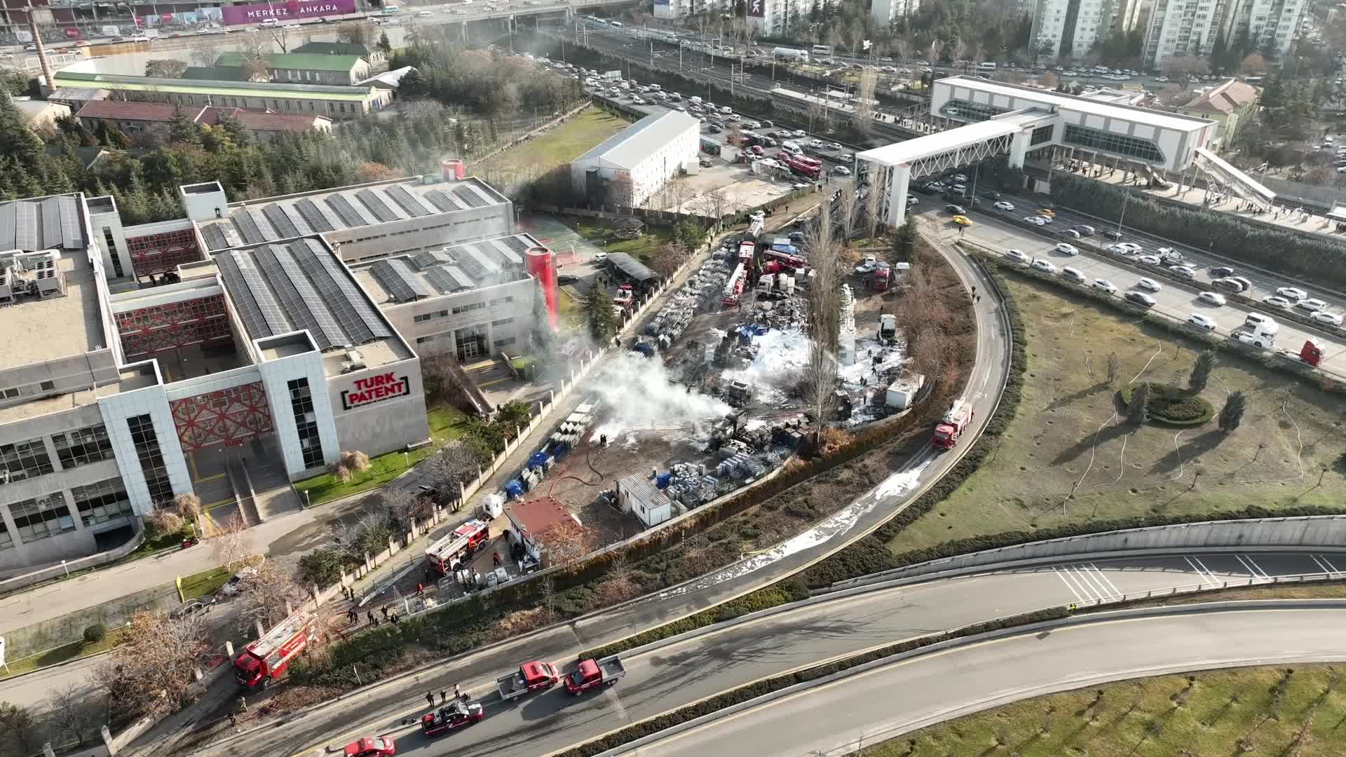 Ankara'da Emniyet Yediemin Otoparkı’ndaki yangında ilk belirlemelere göre 6 tır zarar gördü