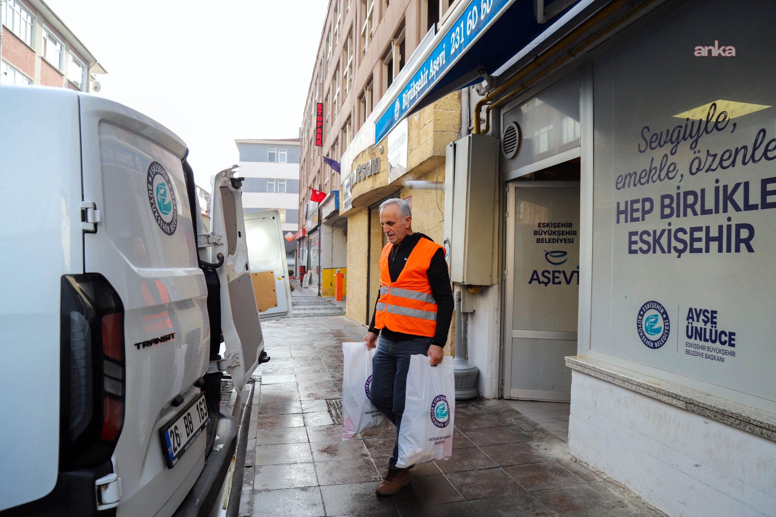 Eskişehir Büyükşehir Belediyesi’nden ihtiyaç sahiplerine hijyen malzemesi desteği