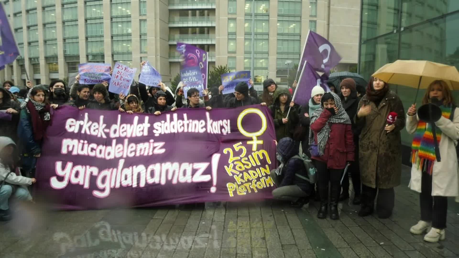 25 Kasım davası öncesi Çağlayan'da açıklama yapan kadınlar: Adliyelerde iyi hal ve haksız tahrik indirimleriyle cezasızlık besleniyor