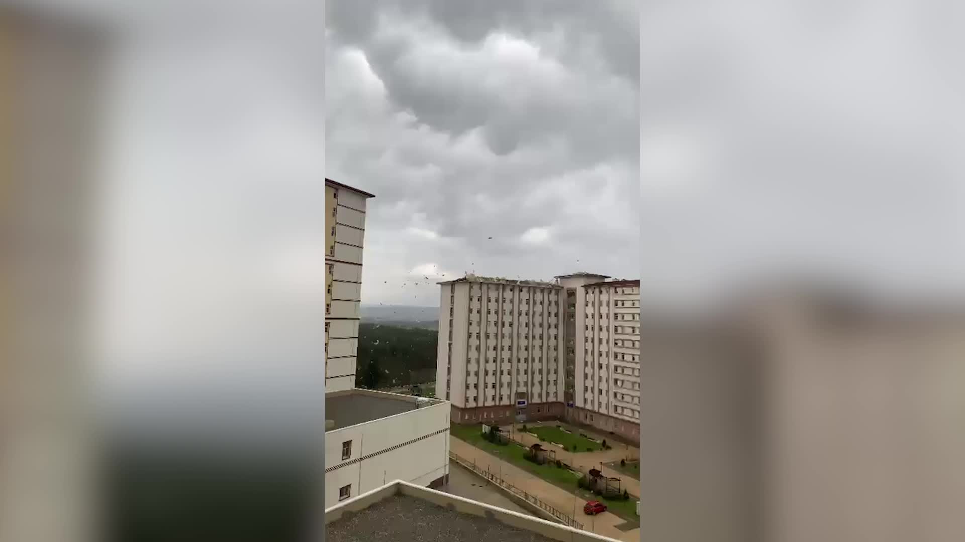 Bursa'da şiddetli rüzgar nedeniyle kız öğrenci yurdunun çatısı uçtu