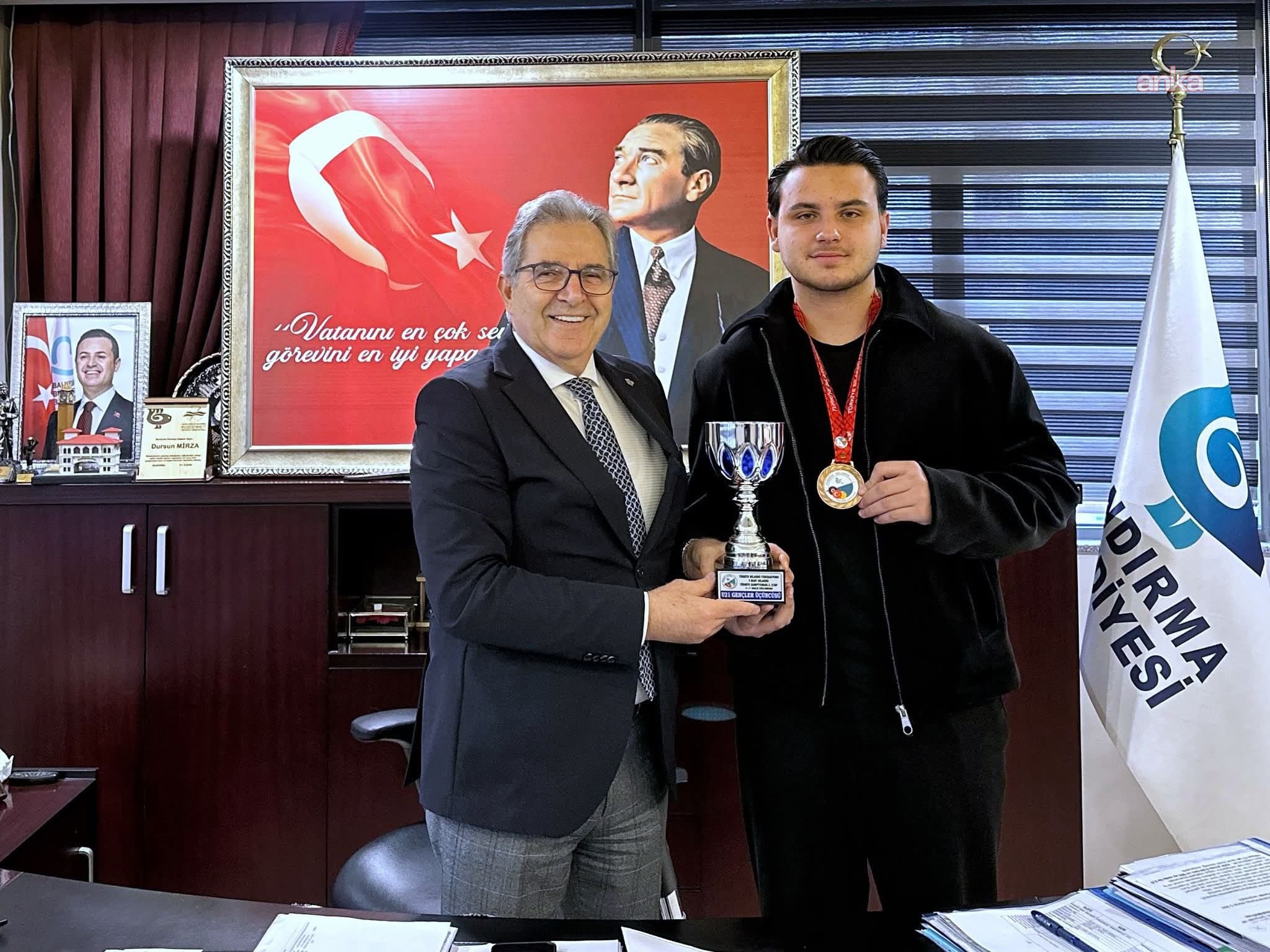 Bandırma Belediye Başkanı Dursun Mirza, bilardo şampiyonasında 3'üncü olan Ant İşen'i ağırladı