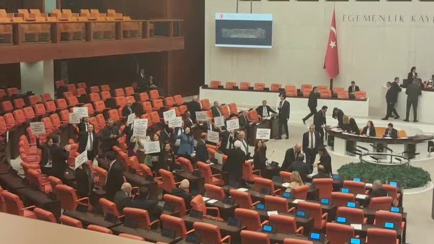TBMM Genel Kurulu... DEM Parti'liler Halepte yaşanan olayları protesto etti