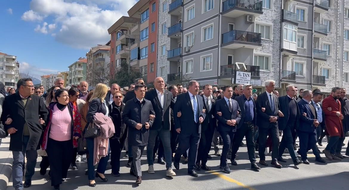 Muğla'da CHP İl Başkanı Kızıl ve Marmaris Belediye Başkanı Ünlü'nün de yargılandığı "19 Mart protestosu" davası ertelendi