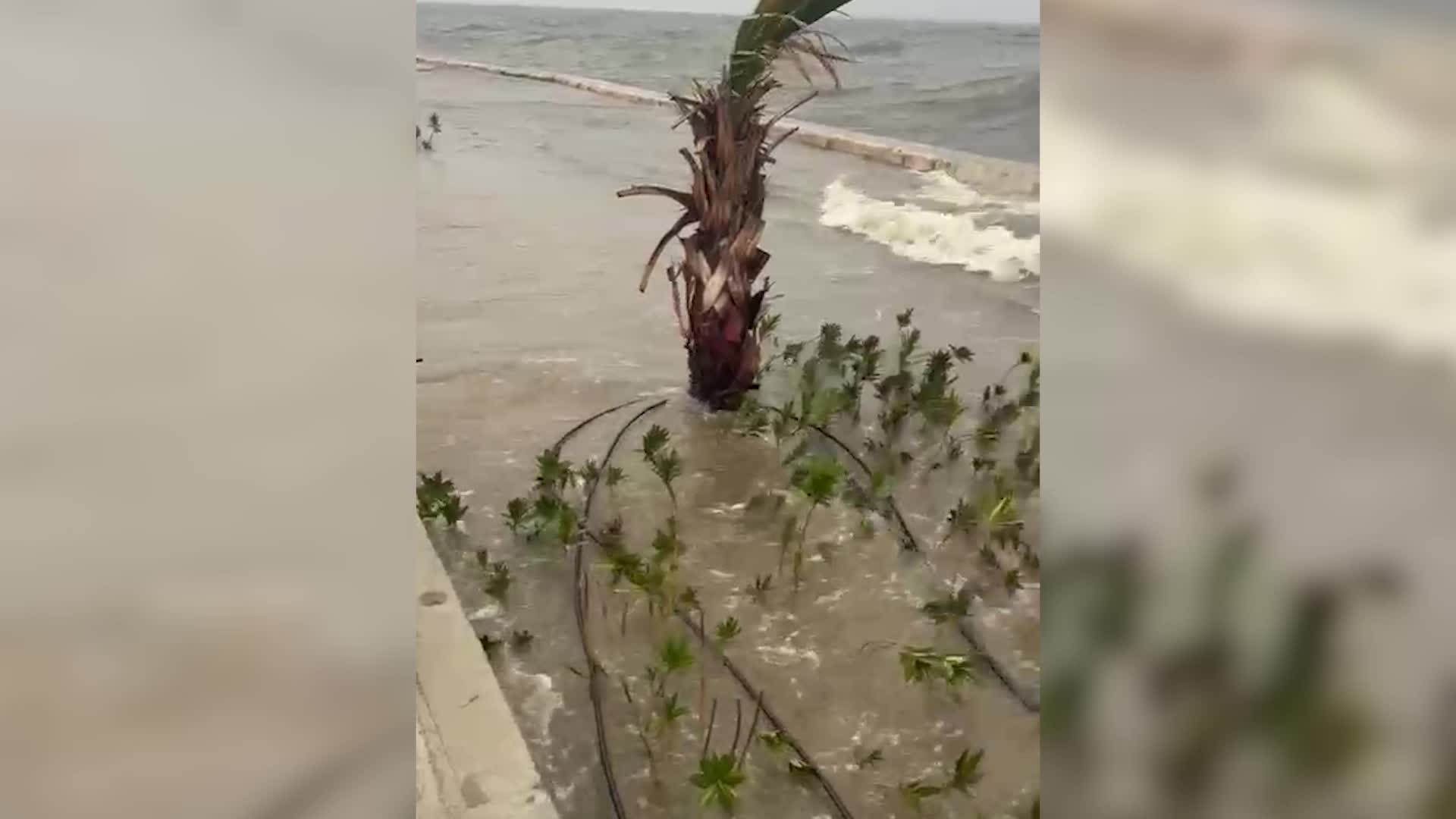 İzmir'de "fırtına duvarı" Kordon’da taşkını önledi