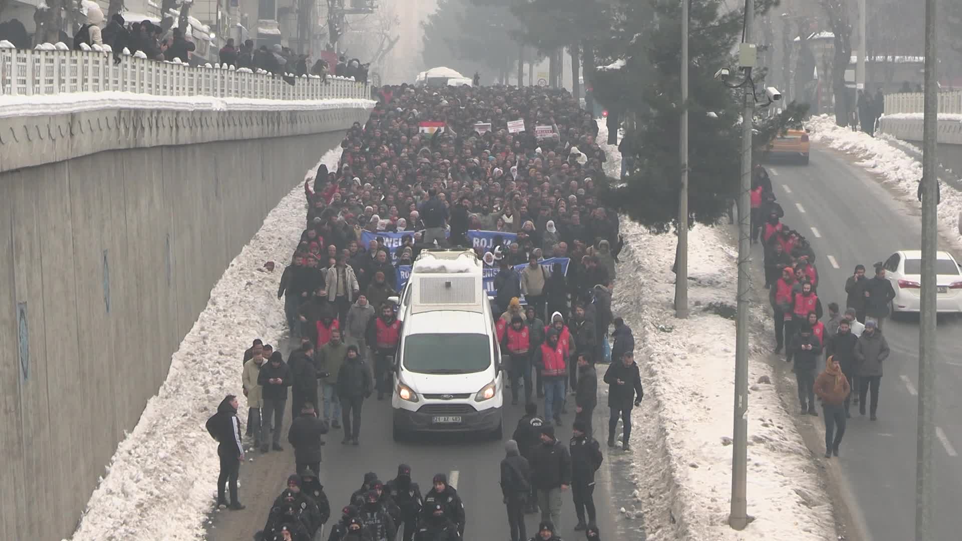 Halep’teki çatışmalara karşı DEM Parti öncülüğünde Diyarbakır’da yürüyüş düzenlendi