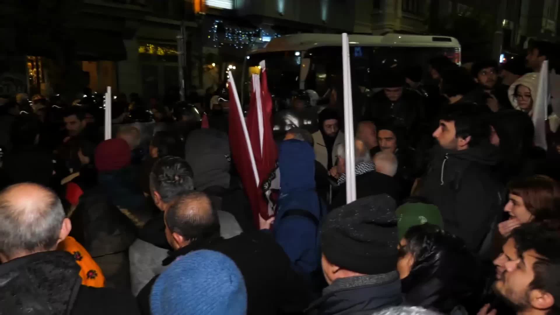 Şişhane'deki Halep protestosunun ardından  çok sayıda gösterici gözaltına alındı