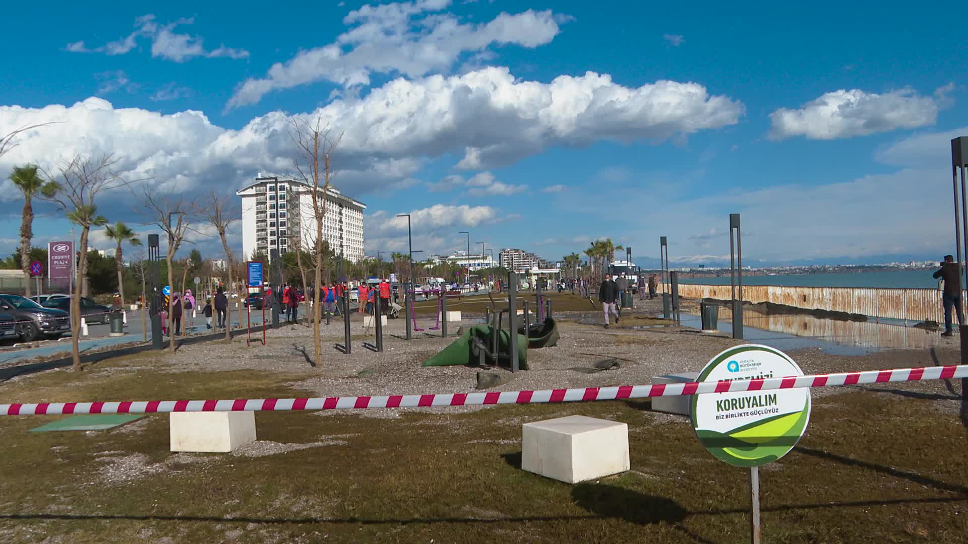 ANTALYA BÜYÜKŞEHİR, KONYAALTI'NDA FIRTINANIN İZLERİNİ SİLİYOR