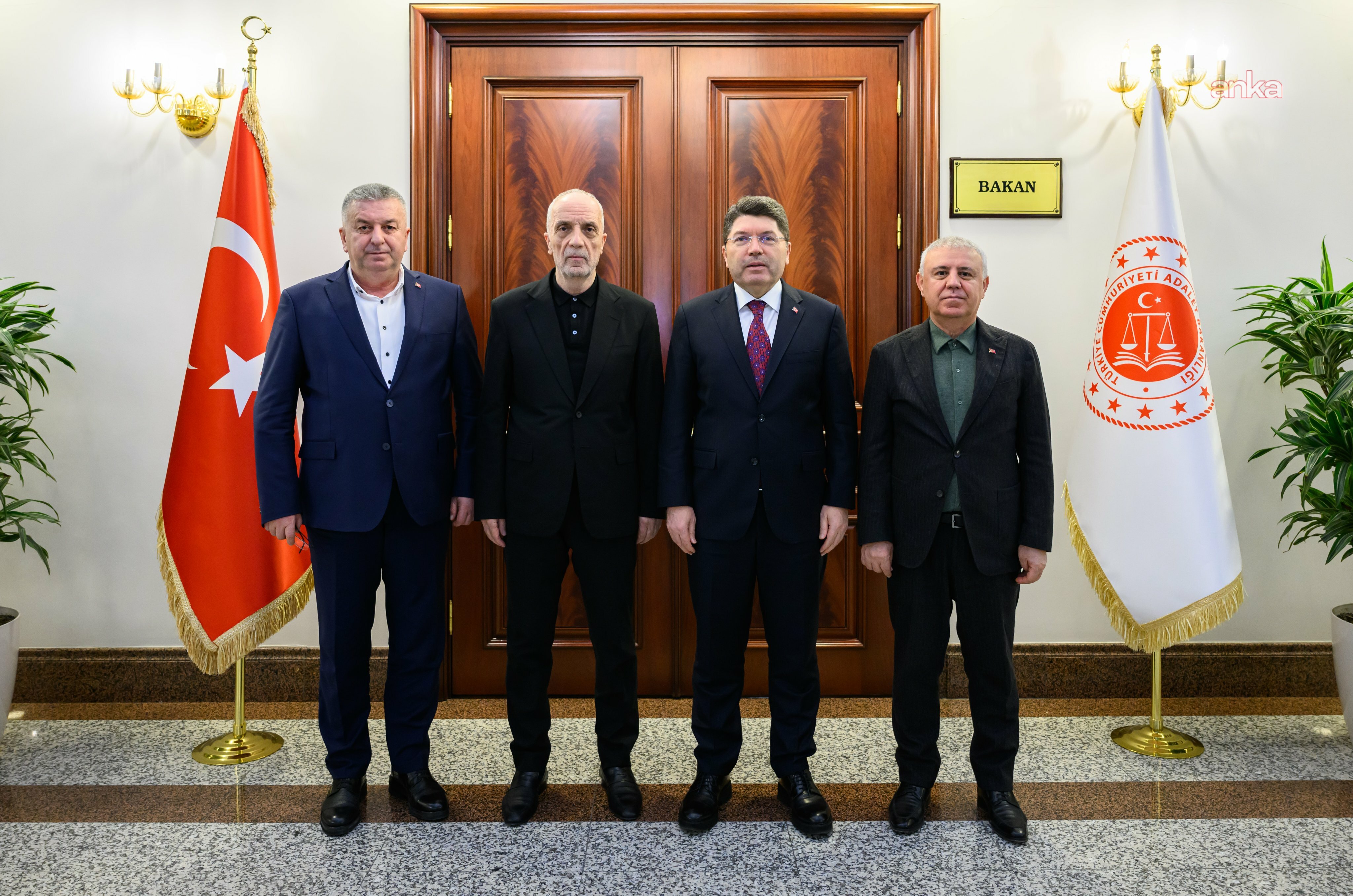 Bakan Tunç, TÜRK-İŞ Genel Başkanı Atalay ile bir araya geldi
