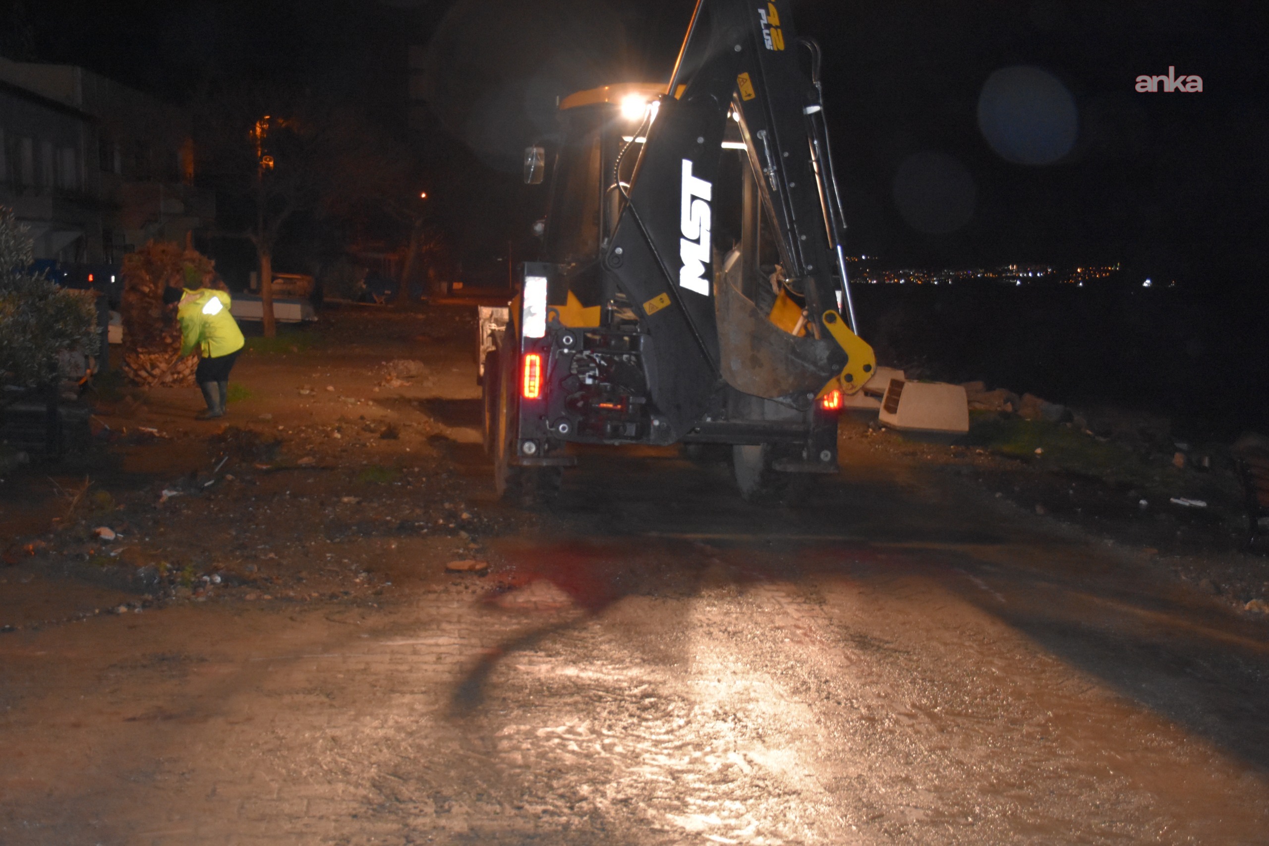 Gemlik Belediyesi'nden fırtına sonrası sahilde temizlik çalışması