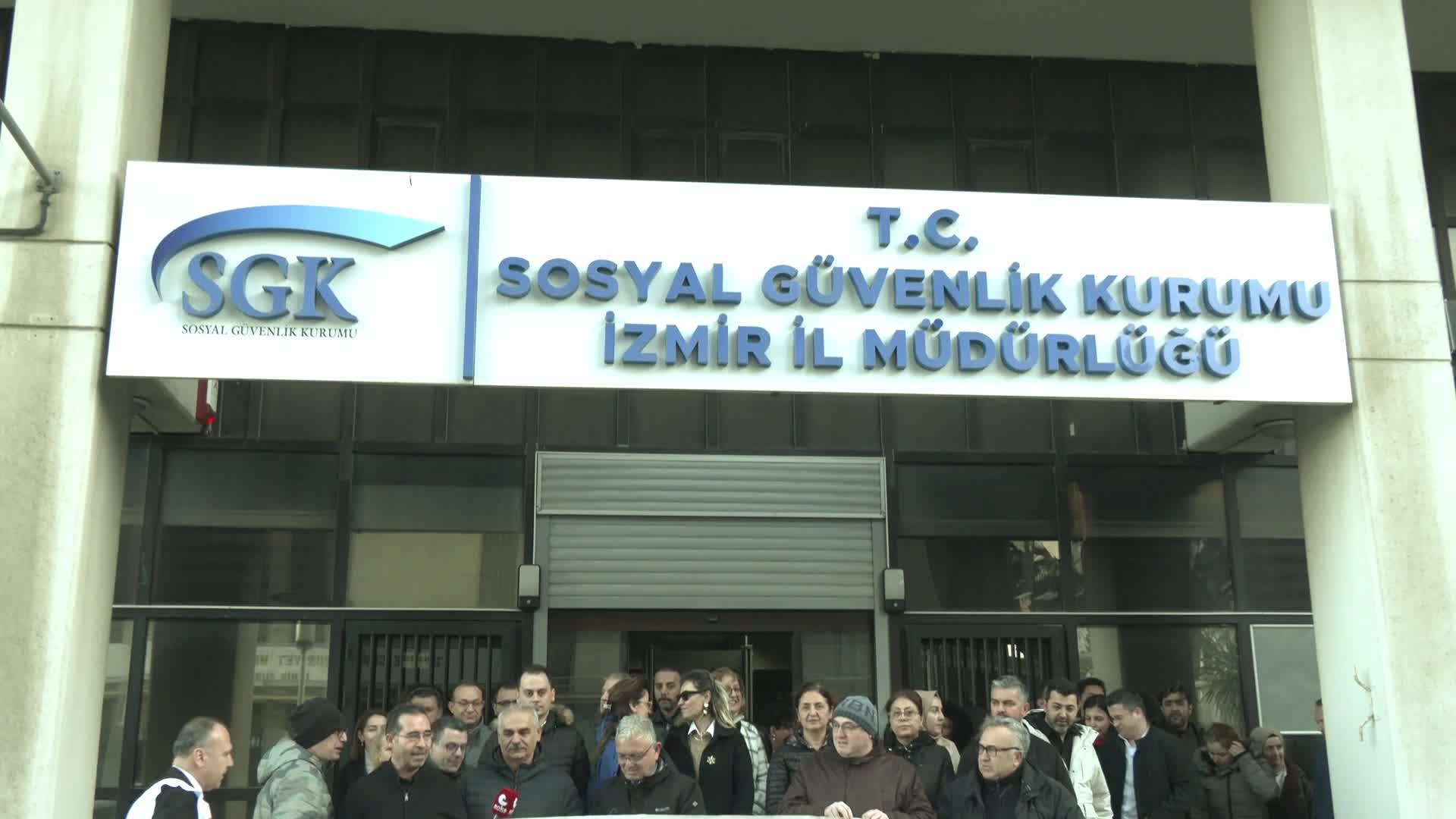Türk Büro-Sen İzmir Şubesi'nden SGK avukatının öldürülmesiyle ilgili açıklama: “Kamu görevlilerine uzanan el devlete uzanmıştır”