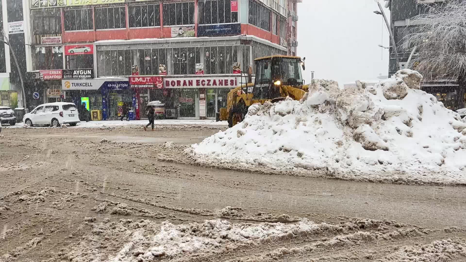 Tunceli’de yoğun kar yağışı kenti etkisi altına aldı