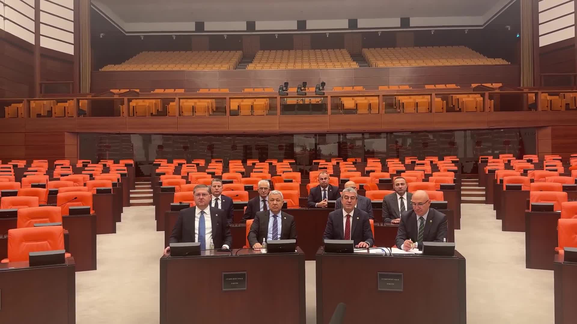 CHP'nin "Meclis'i terk etmeme" eylemi sürüyor... Gökhan Günaydın: "Emeklimize insan onuruna yakışır bir ücret düzeyi temin edene kadar CHP dimdik ayakta durmaya devam edecek"