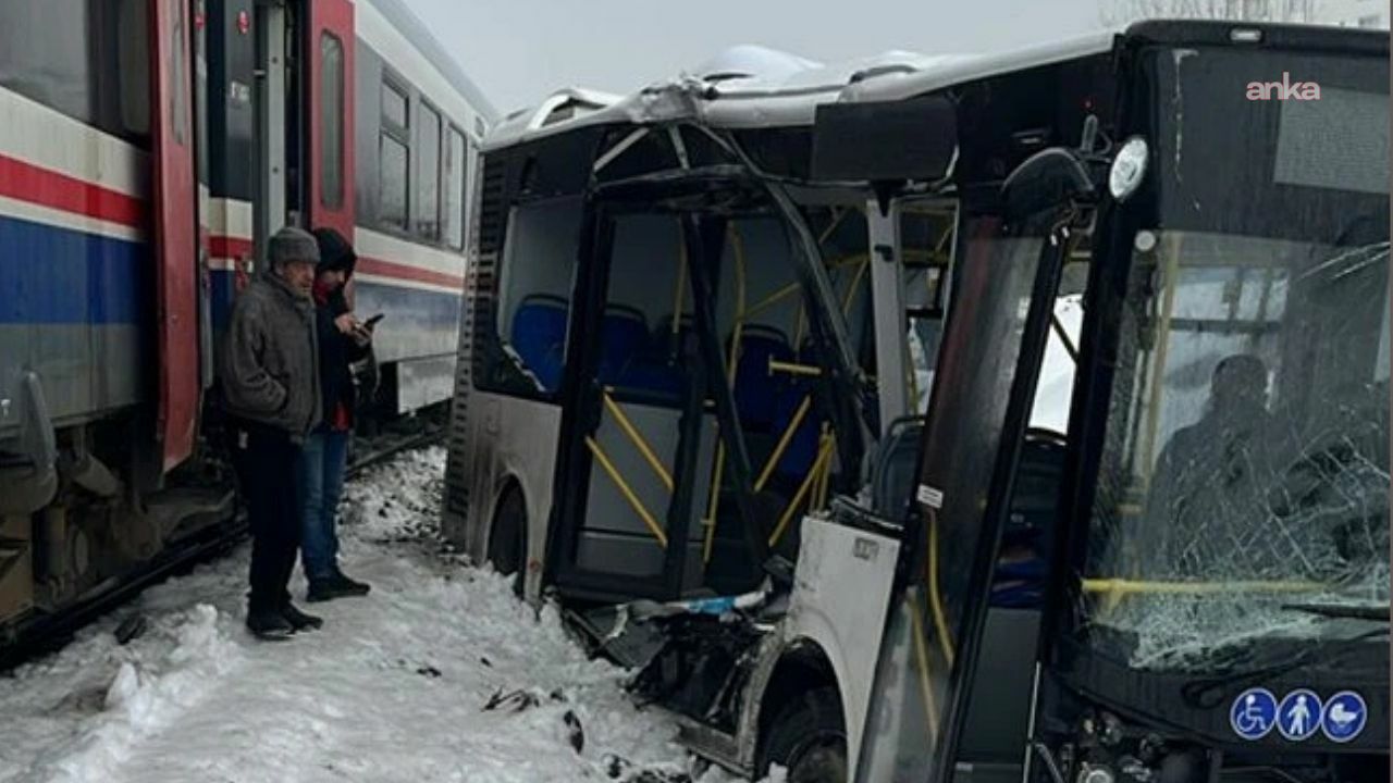 Diyarbakır’da trenle belediye otobüsü çarpıştı: Kadın şoför yaralandı
