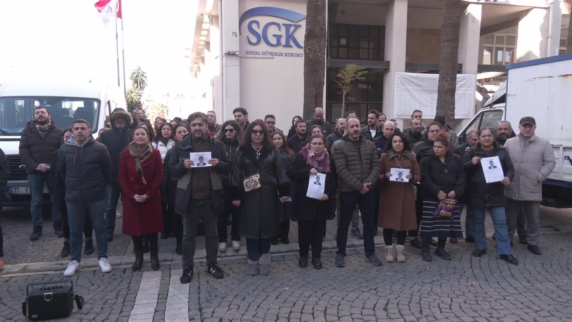 BES İzmir Şubesi'nden SGK İl Müdürlüğü önünde açıklama: “Kamu emekçileri çalışırken ölmek istemiyor”
