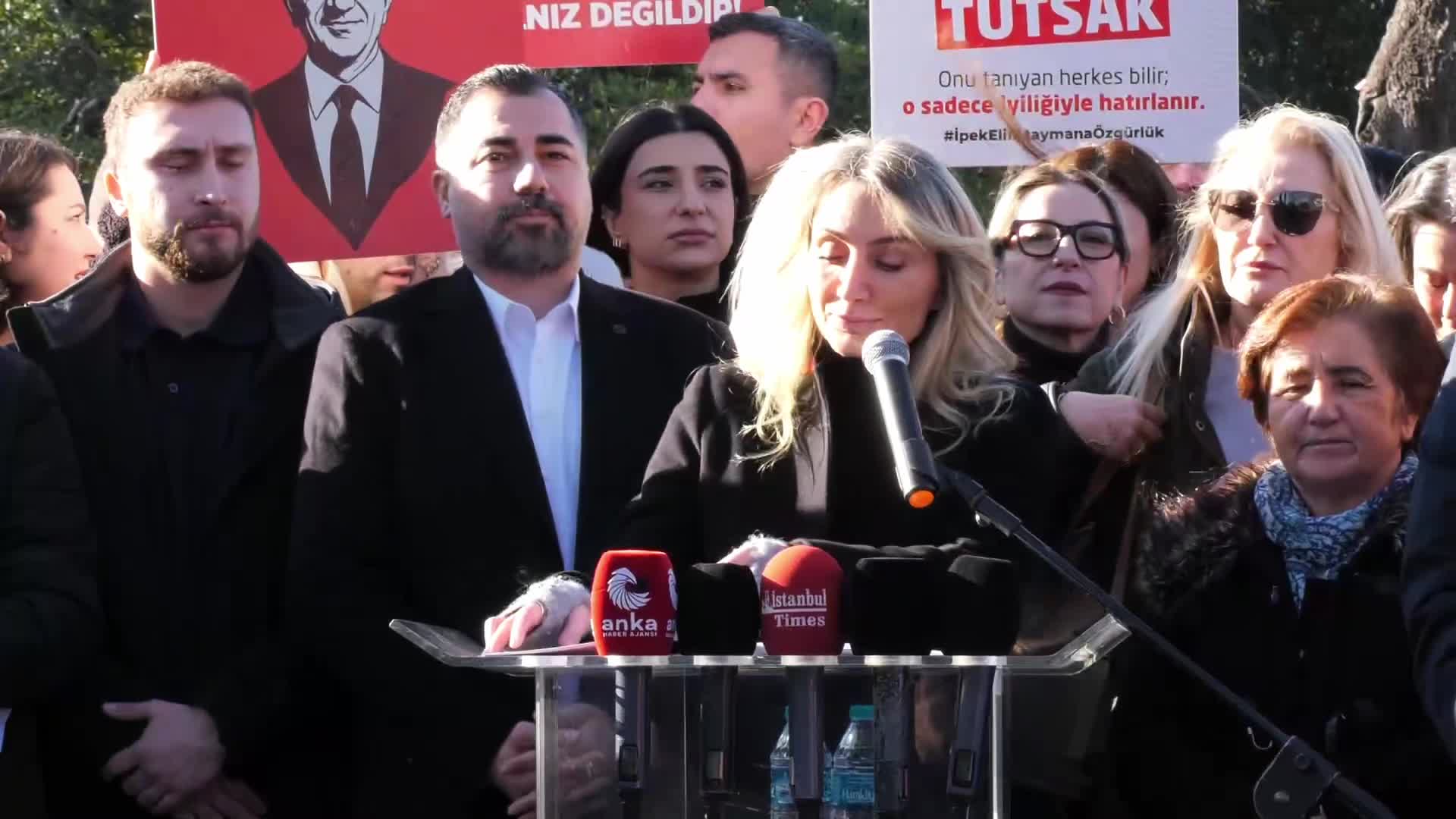 Aile Dayanışma Ağı'nın 20. Saraçhane buluşması... Dilek Kaya İmamoğlu:  Biz susarsak, haksızlık normalleşir. Biz vazgeçersek, zulüm sıradanlaşır. Bu karanlık düzen sürdükçe susmayacağız