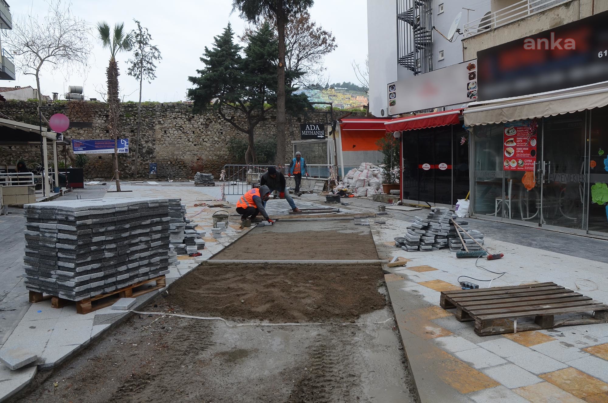KUŞADASI'NIN TURİSTİK ÇARŞILARINDA “DOĞAL TAŞ” DÖŞEME İŞLEMİ DEVAM EDİYOR