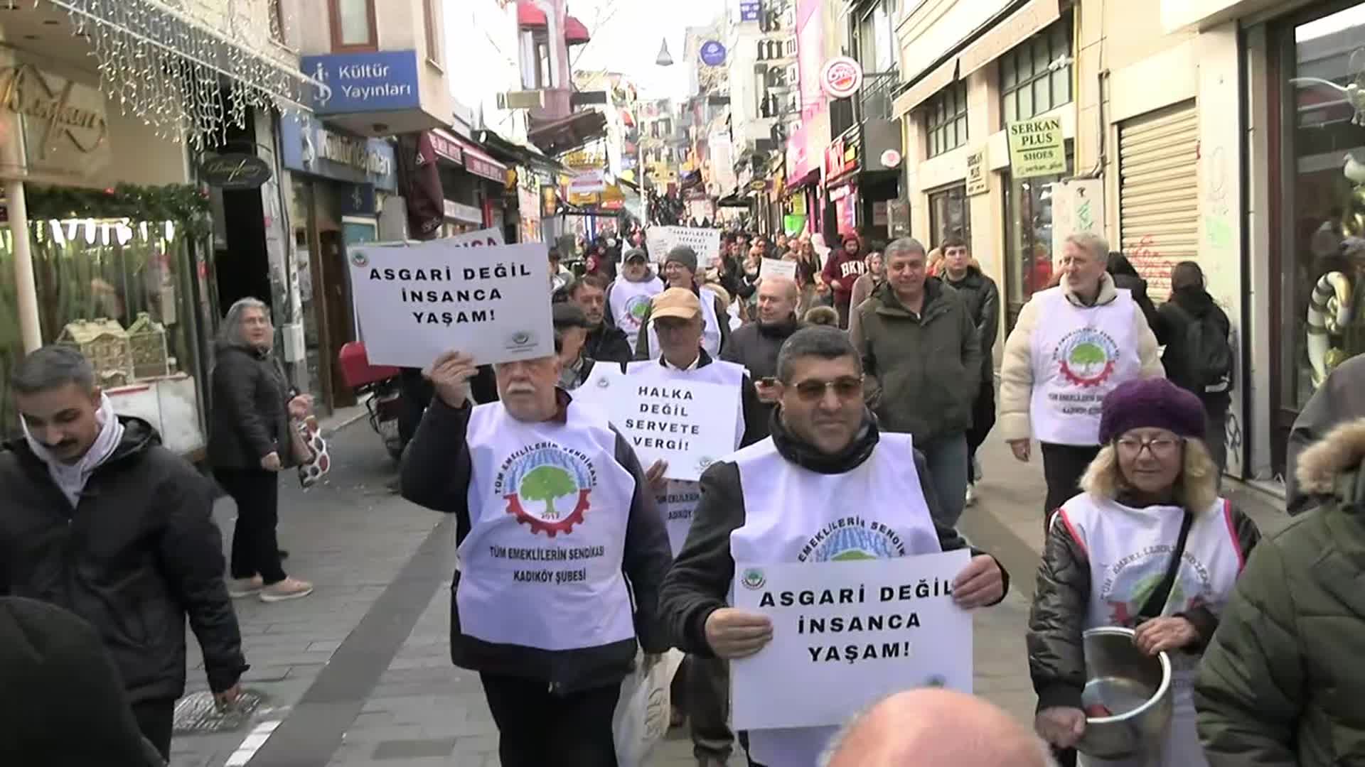 Emekliler Kadıköy’den TBMM'deki oturma eylemine destek verdi: “Emekliler artık kaderine razı değildir,  yoksulluğa, sefalet ücretlerine ve yok sayılmaya boyun eğmeyeceğiz”