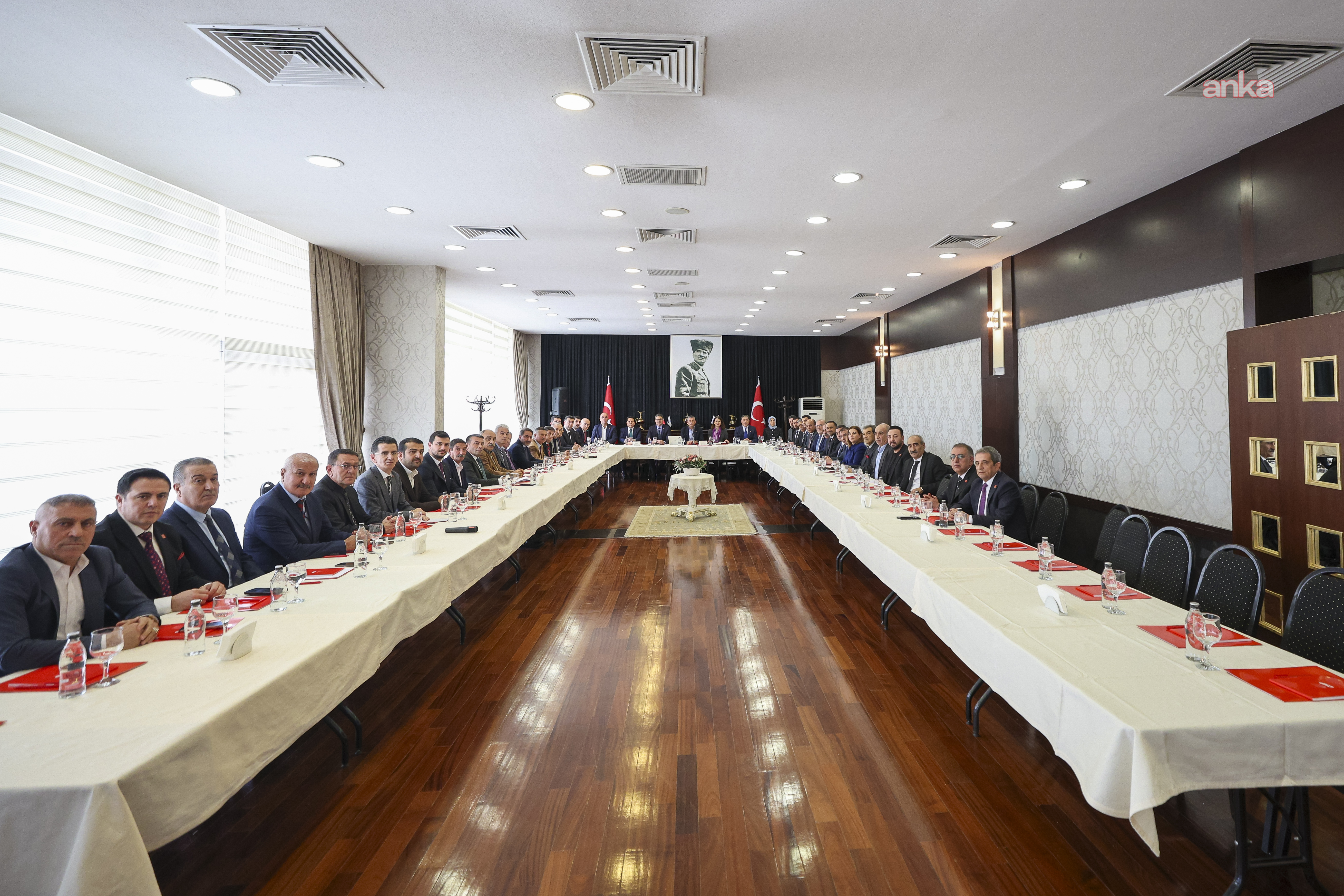 Özgür Özel, partisinin Doğu ve Güneydoğu bölgesi il başkanlarıyla bir araya geldi