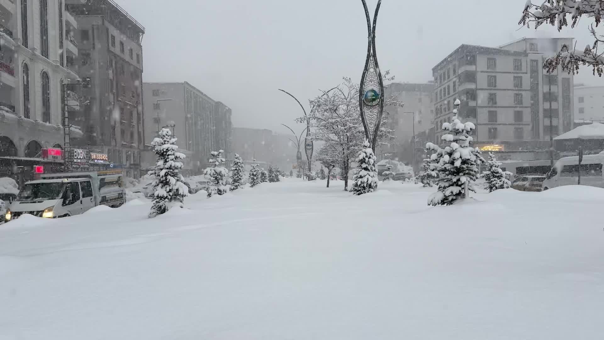 Yüksekova’da yoğun kar etkili oluyor