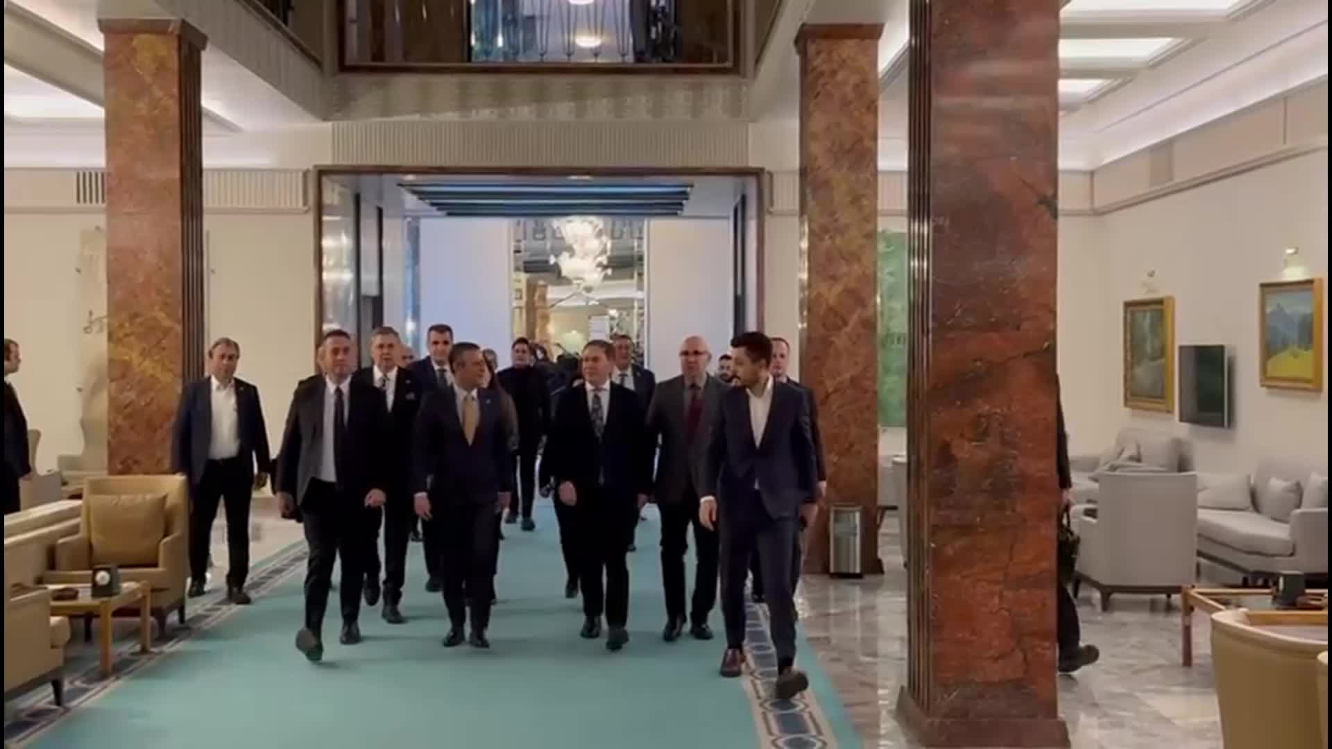 Özgür Özel'den CHP'nin "Meclis'i terk etmeme" eylemine destek ziyareti... Özel: "Dağ fare doğurdu. 19 bin lira olan maaşı 20 bin lira yapıyorlar"