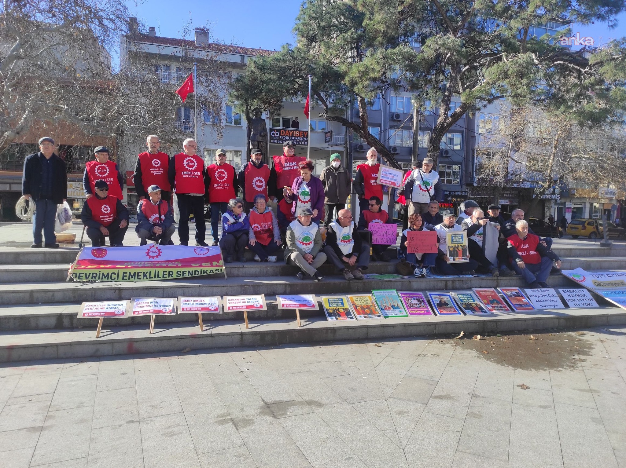 Burhaniye'de emekliler Cumhuriyet Meydanı'nda hak nöbetine başladı
