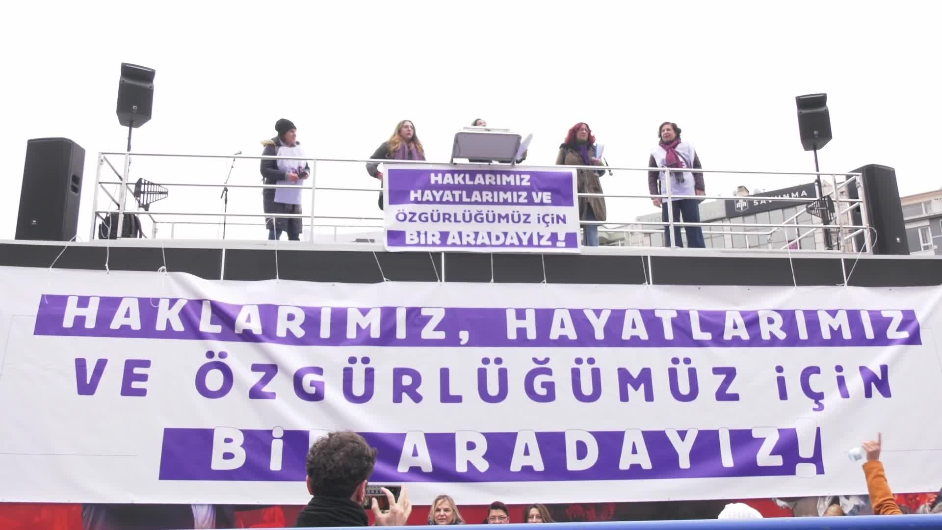 Ankara'da "Kadın Mitingi".... Ortak açıklamadan: Şiddeti önlemediğiniz, yükümlülüklerinizi yerine getirmediğiniz müddetçe kadınların katledilmesinin, şiddete maruz bırakılmasının sorumlusu sizsiniz