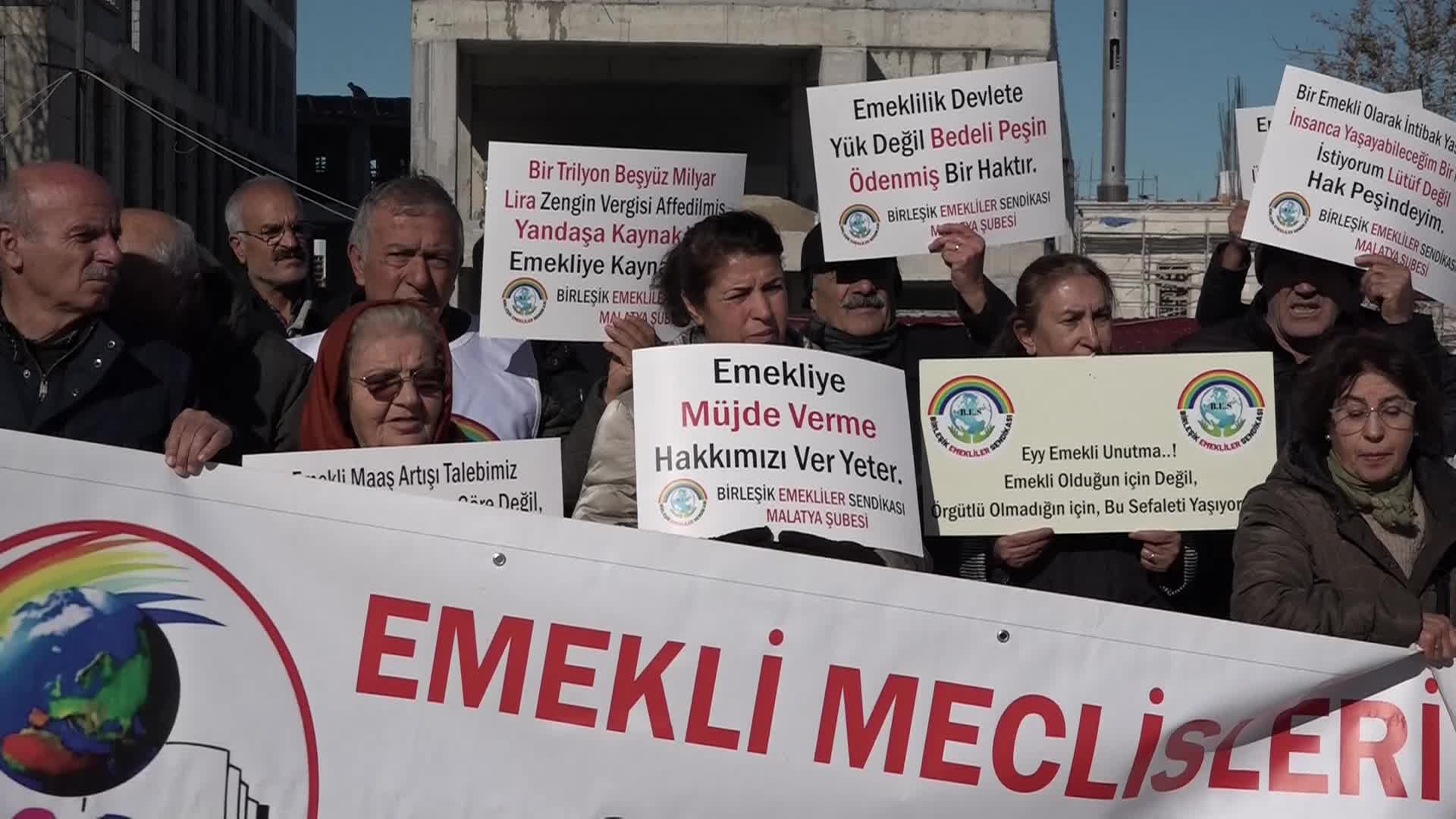 Malatya’da emekliler açlık sınırının altında kalan maaş artışlarını protesto etti
