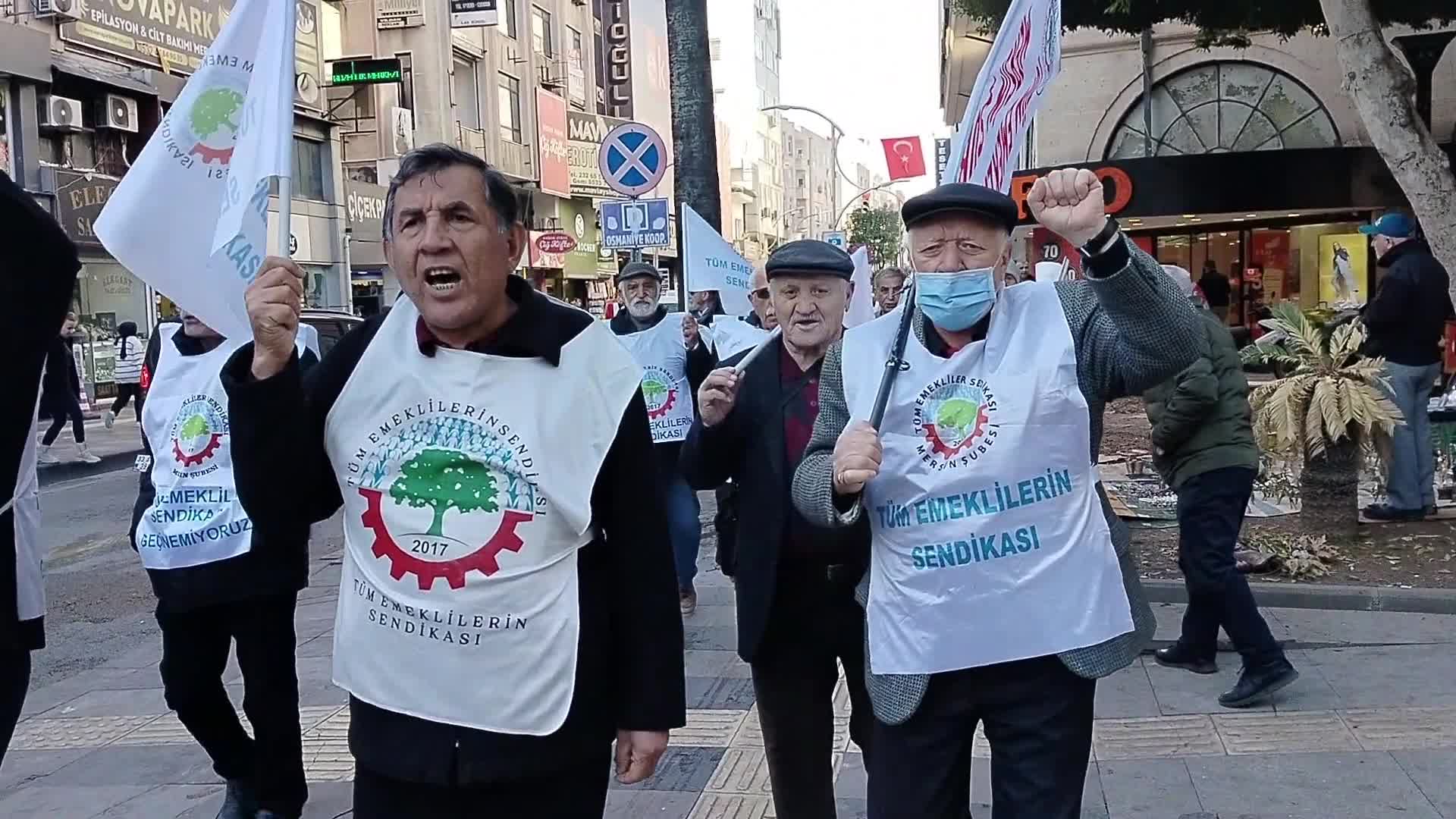 Emekliler Mersin'de eylemde: Biz emekliler artık susmayacağız, geri çekilmeyeceğiz, evlerimize kapanmayacağız