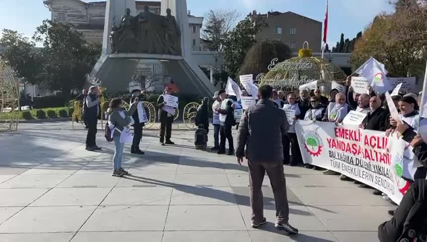 Emekliler bin 62 liralık artışa Bakırköy'den tepki gösterdi: AKP iktidarı, emeklilerin yaşadığı derin yoksulluğu ve geçim krizini çözmek yerine, bir kez daha göz boyamayı tercih etmiştir