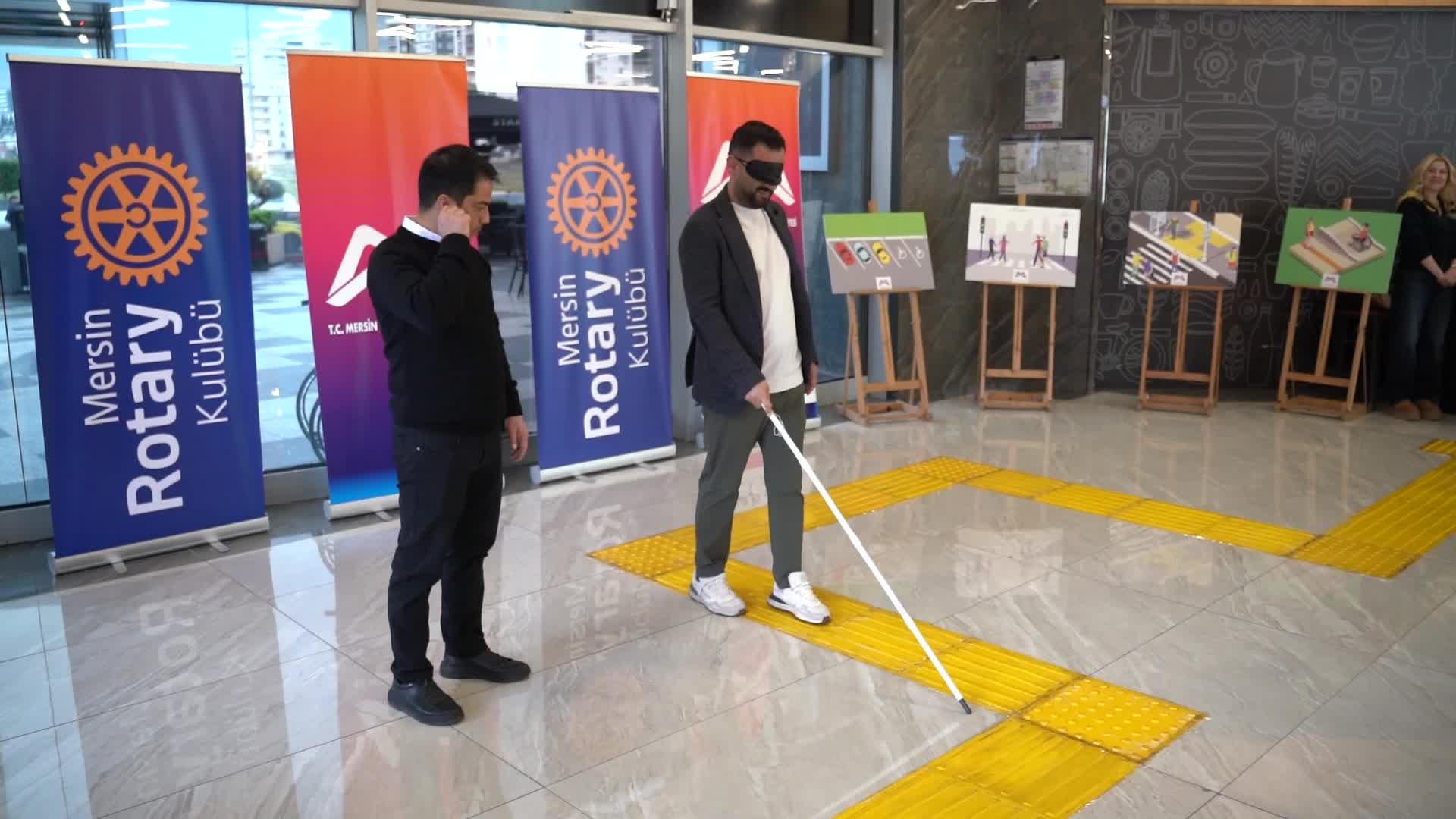 Mersin Büyükşehir Belediyesi, Görme Engelliler Haftası'nda empati parkuru kurdu